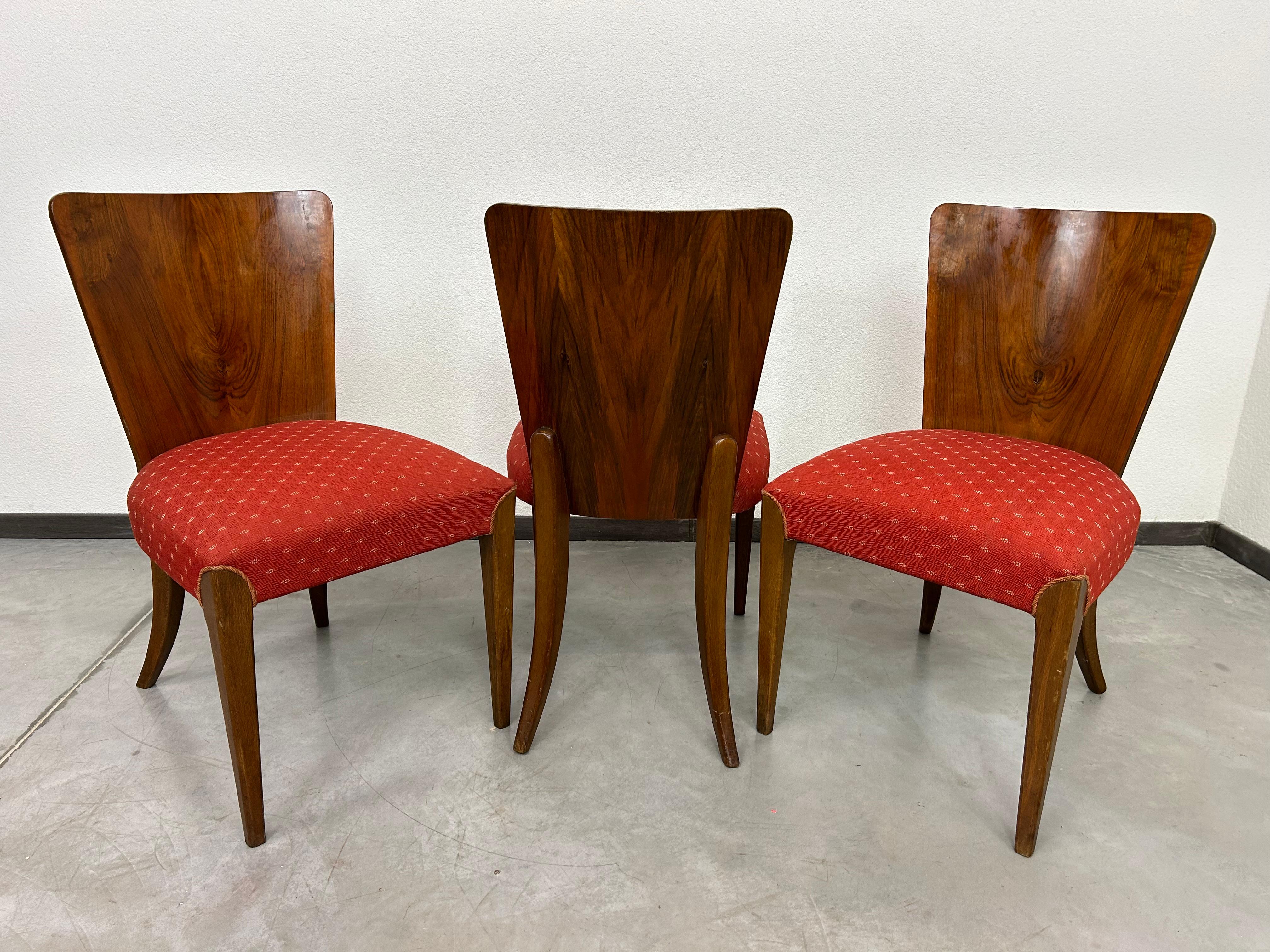 Satz von vier Esszimmerstühlen aus Nussbaumholz, Mod. H-214, entworfen von Jindrich Halabala für Up Zavody in sehr schönem Originalzustand. Hergestellt in den 1950er Jahren in der Tschechoslowakei.