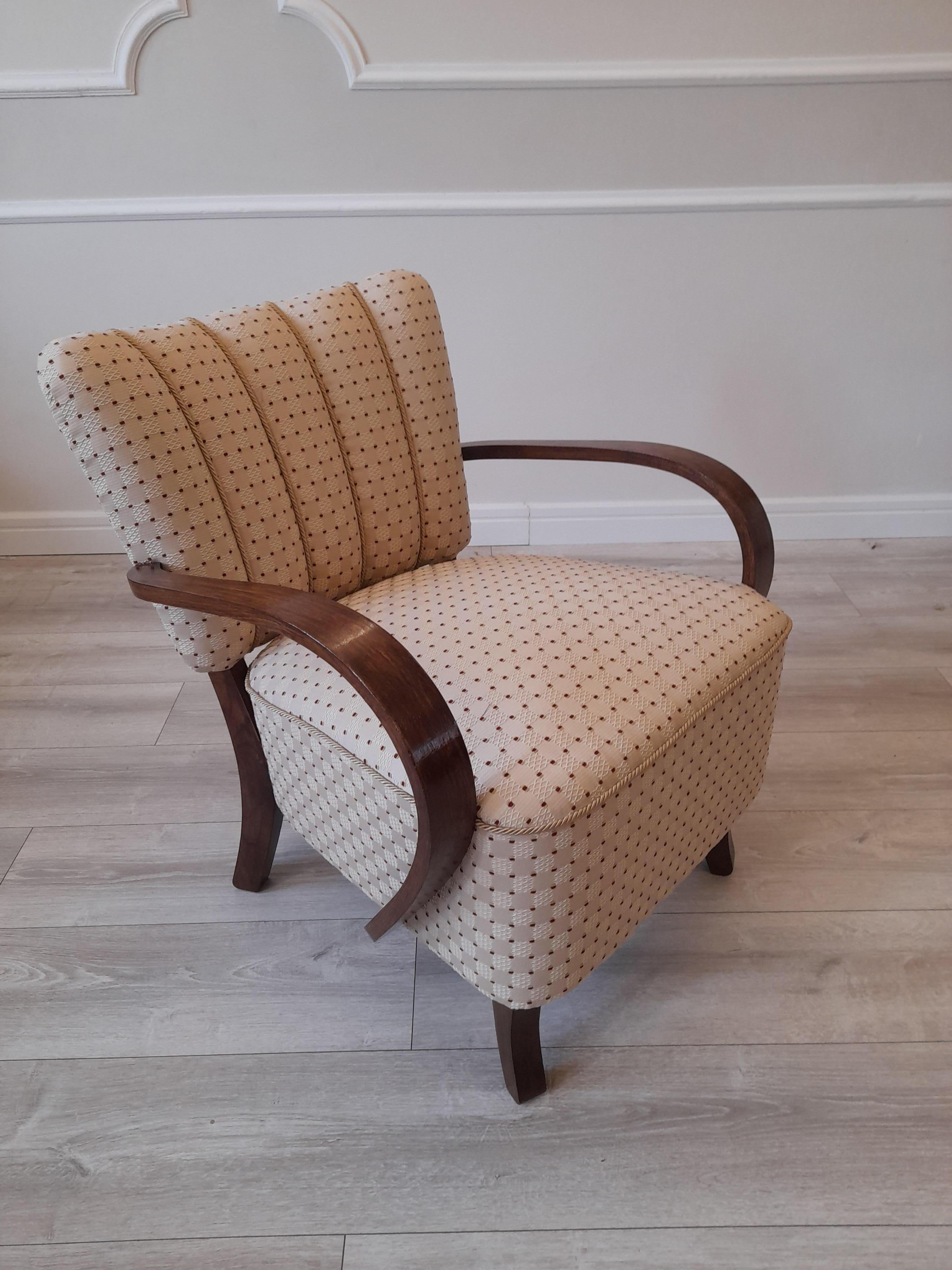 L'une des icônes du design art déco tchèque, le fauteuil modèle H-237, conçu par Jindrich Halabala. Le fauteuil a été fabriqué en Tchécoslovaquie à la fin des années 1930. La structure est en bois massif de hêtre courbé dans une couleur chaude de