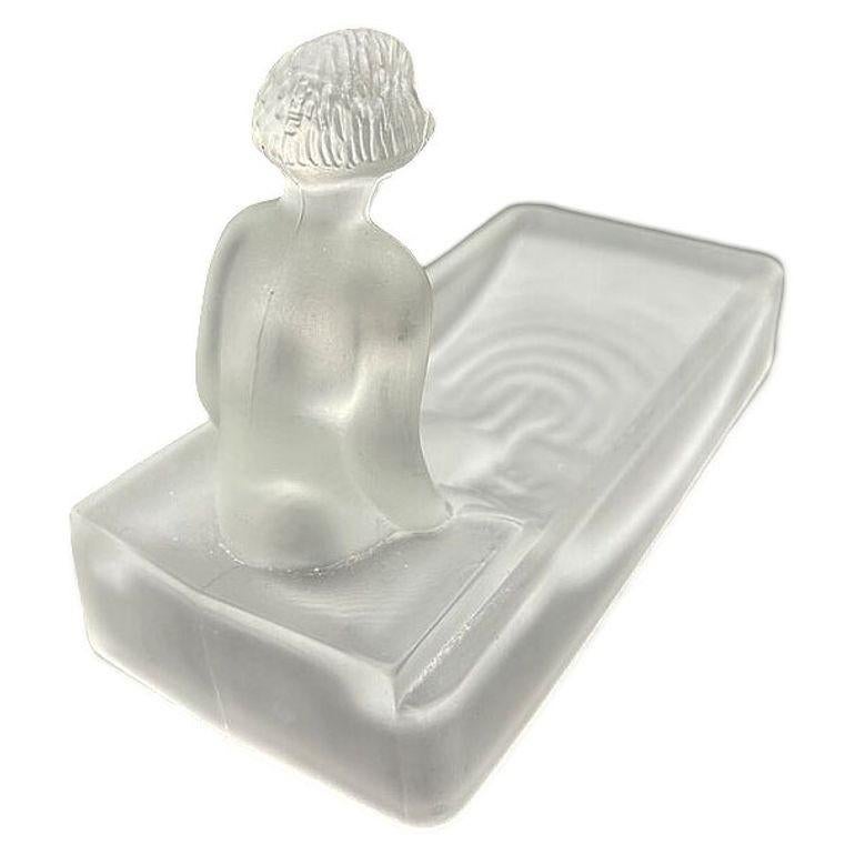 Art Deco H. Hoffman Seifenschale aus mattiertem, undurchsichtigem Glas von Sarsaparilla NYC (Ende des 20. Jahrhunderts) im Angebot