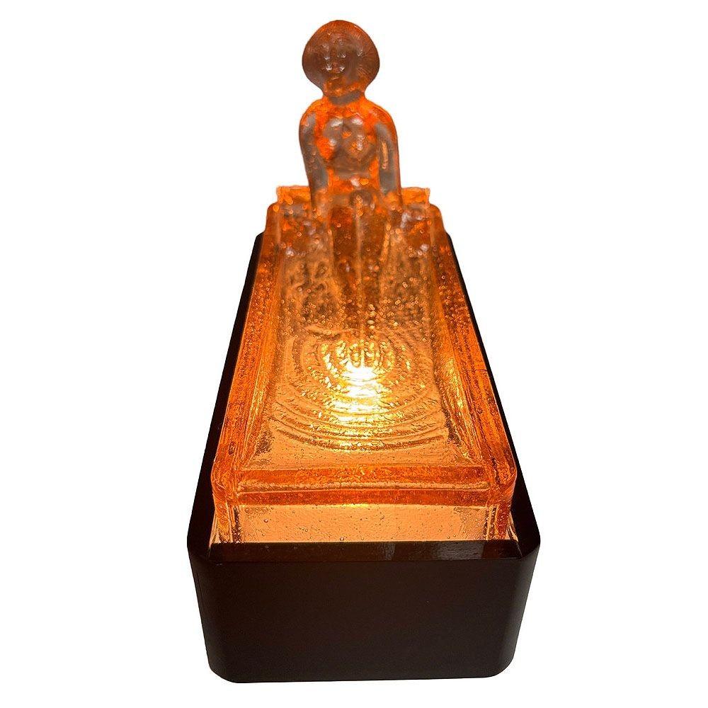 Riedizione del 1970 del portasapone in vetro artistico Art Deco Heinrich Hoffman del 1927 in Peach di Sarsaparilla NYC. La scultura in vetro artistico raffigura una figura femminile nuda che fa il bagno in una vasca, collocata in una base di lampada