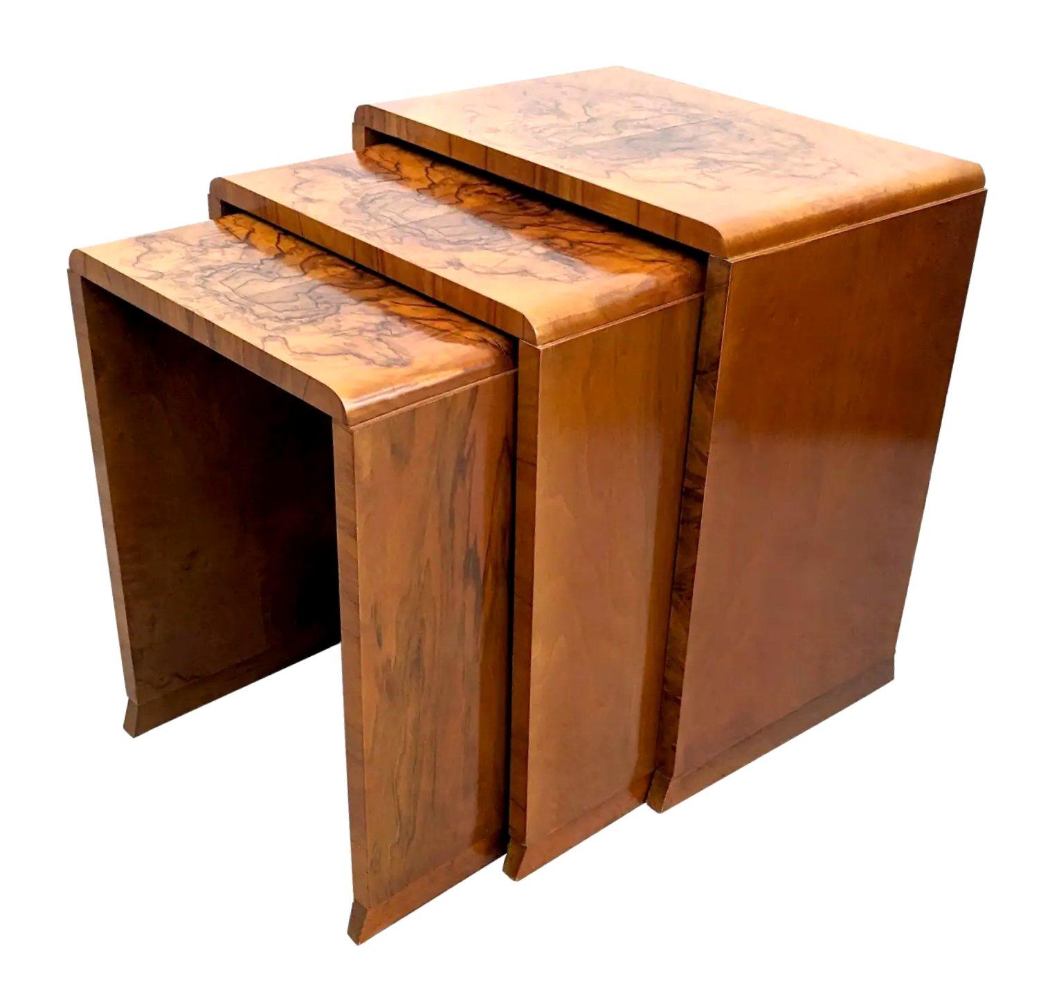 Noyer Ensemble rare de trois tables Art Déco H & L Epstein, anglais, vers les années 1930 en vente