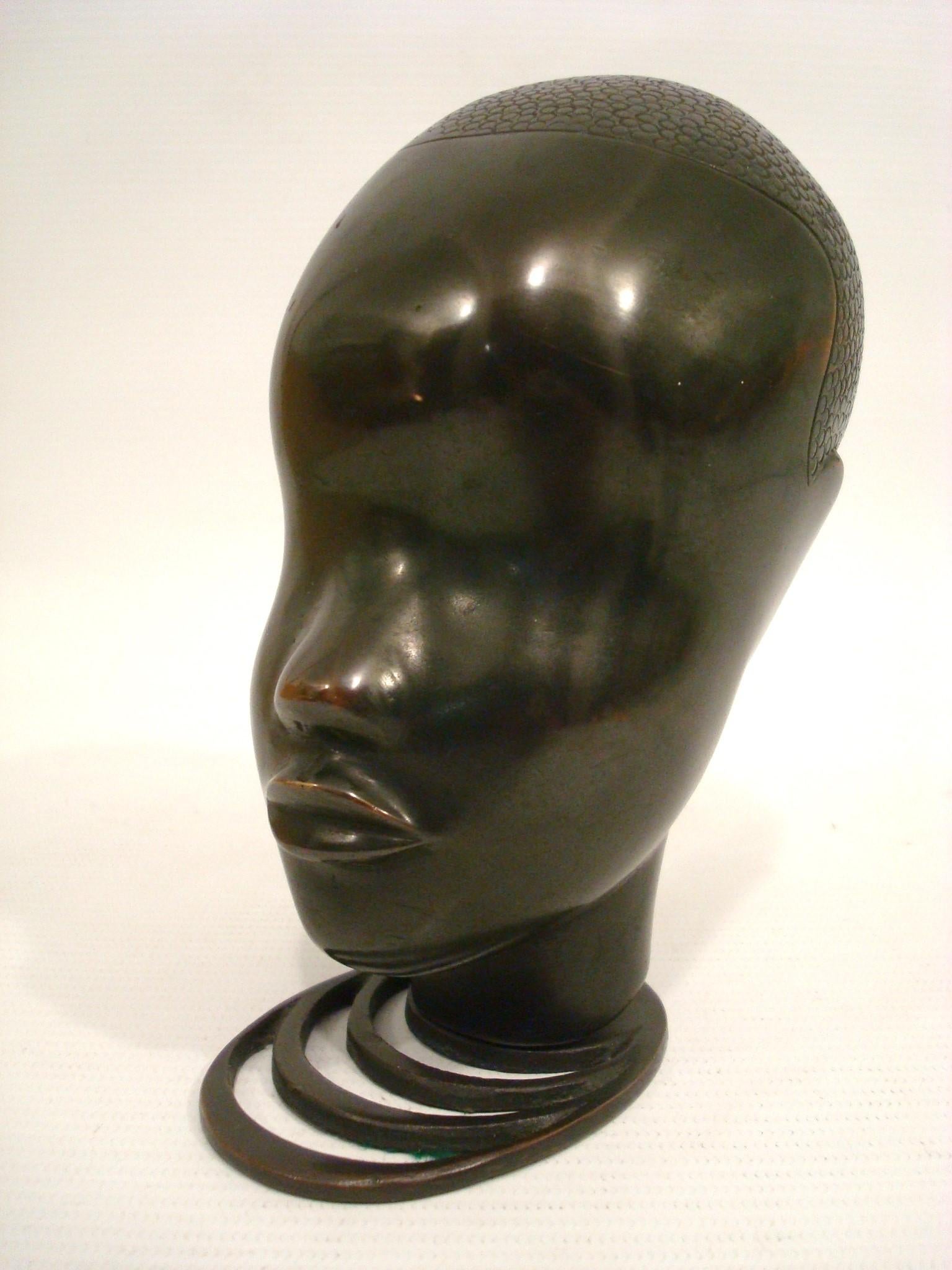 Art Deco Hagenauer Bronze Head of an African Woman, 1930´s.
Rare decorative art object
Made of bronze. Hallmarks on the bottom 