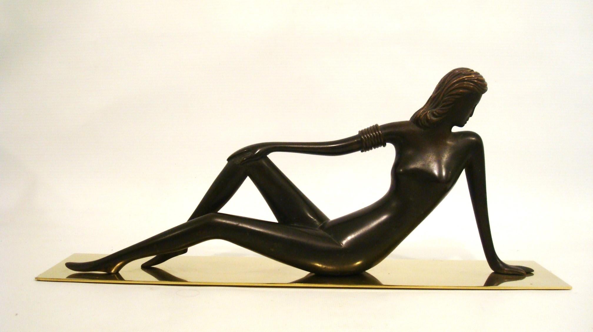 Scultura di nudo reclinato in stile Art Deco Hagenauer Werkstätte

Scultura in bronzo di una figura reclinata. La figura è rappresentata in una posa rilassata, con un braccio appoggiato a terra e l'altro braccio piegato al gomito, che sostiene la