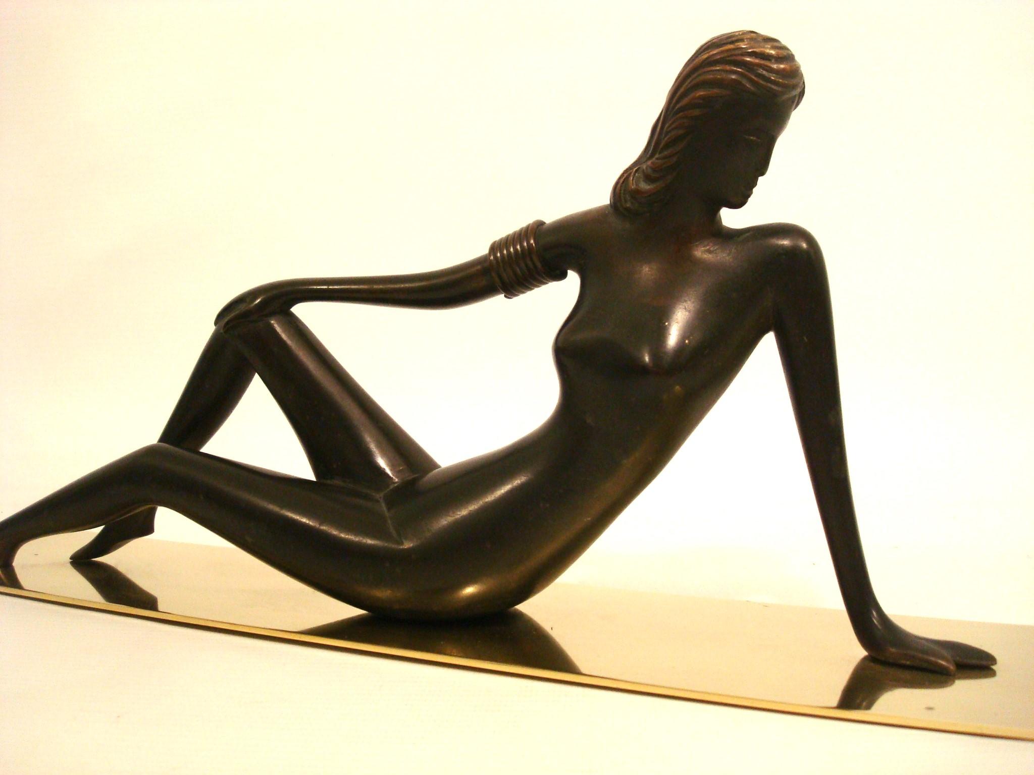 Austriaco Scultura di nudo reclinato in stile Art Deco Hagenauer Werkstätte in vendita