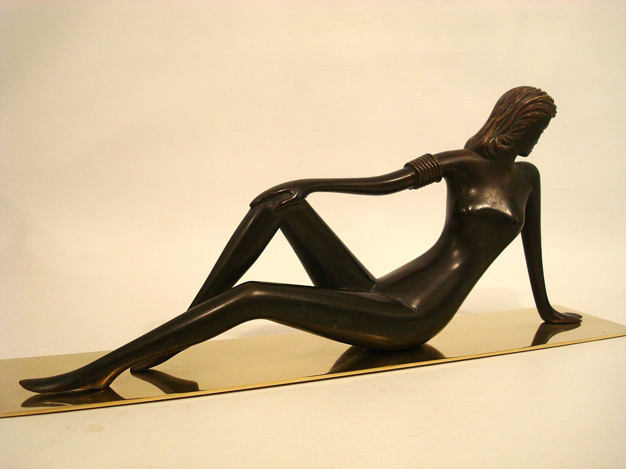 Scultura di nudo reclinato in stile Art Deco Hagenauer Werkstätte In condizioni buone in vendita a Buenos Aires, Olivos