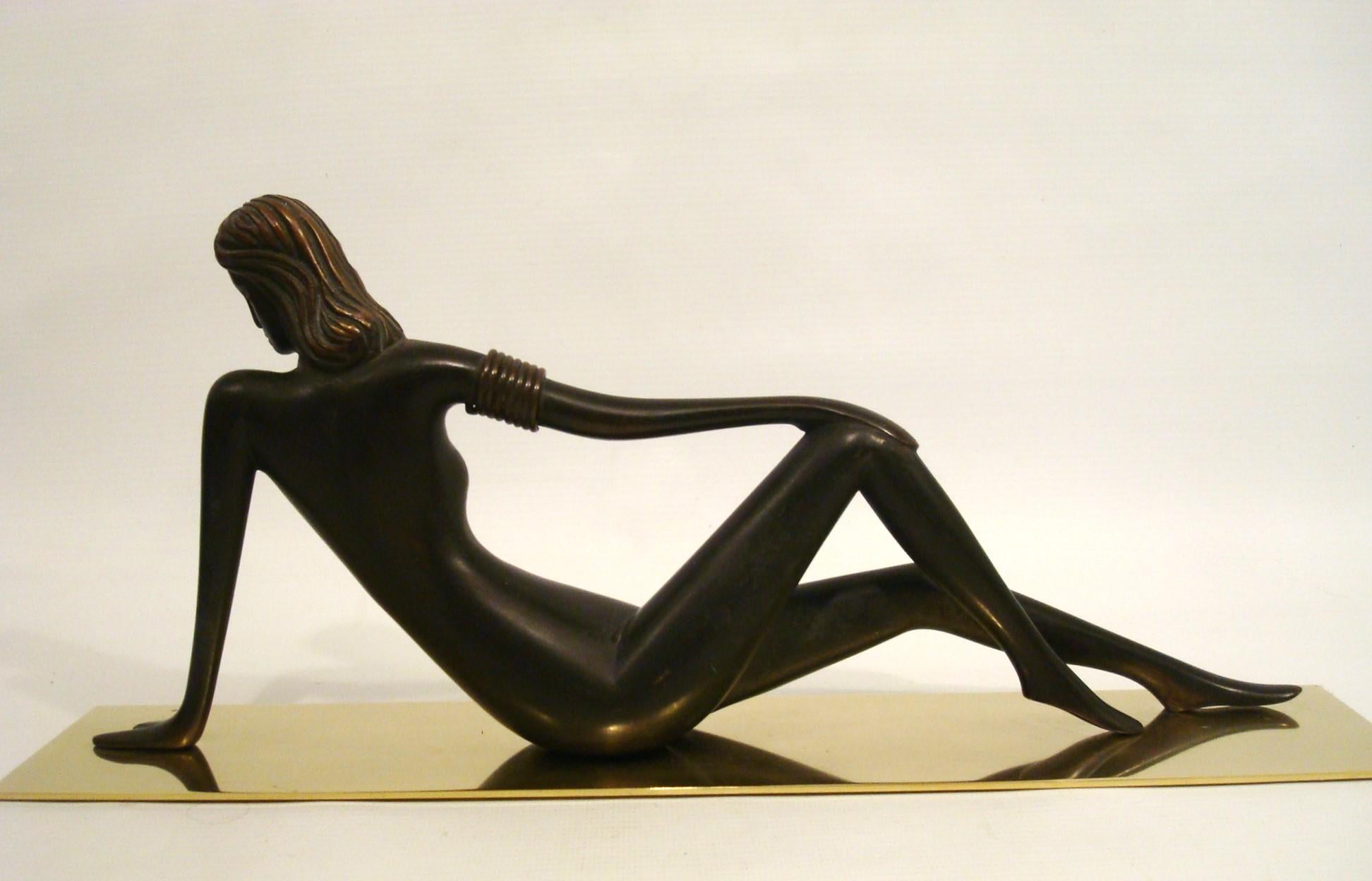 XX secolo Scultura di nudo reclinato in stile Art Deco Hagenauer Werkstätte in vendita