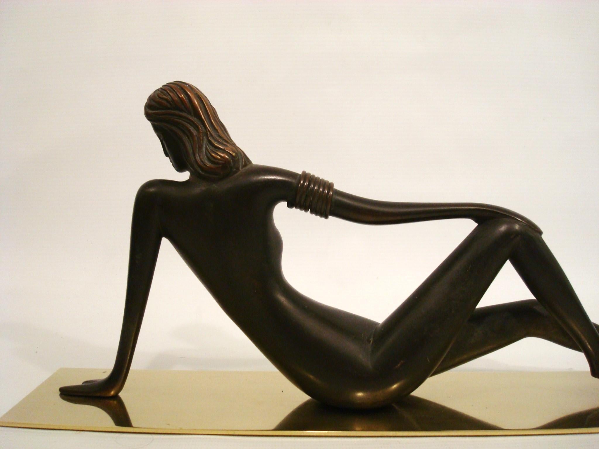 Bronzo Scultura di nudo reclinato in stile Art Deco Hagenauer Werkstätte in vendita