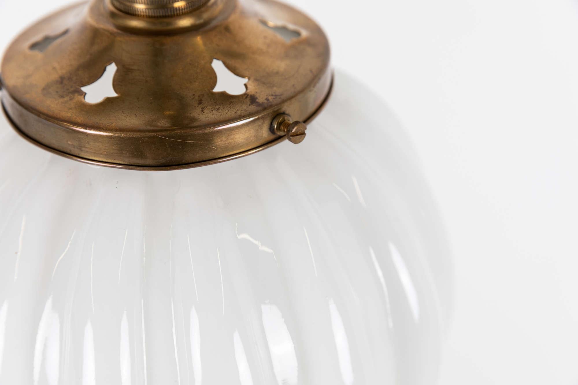 Lampe suspendue Art Déco en verre opalin à globe côtelé, c.1930 en vente 1