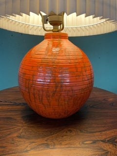 Lámpara de cerámica Art Decó HAK Herman Kähler, c.1930 Globo naranja con detalles de latón