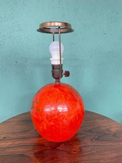 Art Deco HAK Herman Kähler Töpferlampe, ca. 1930er Jahre Orangefarbene Kugel mit Messingverzierungen