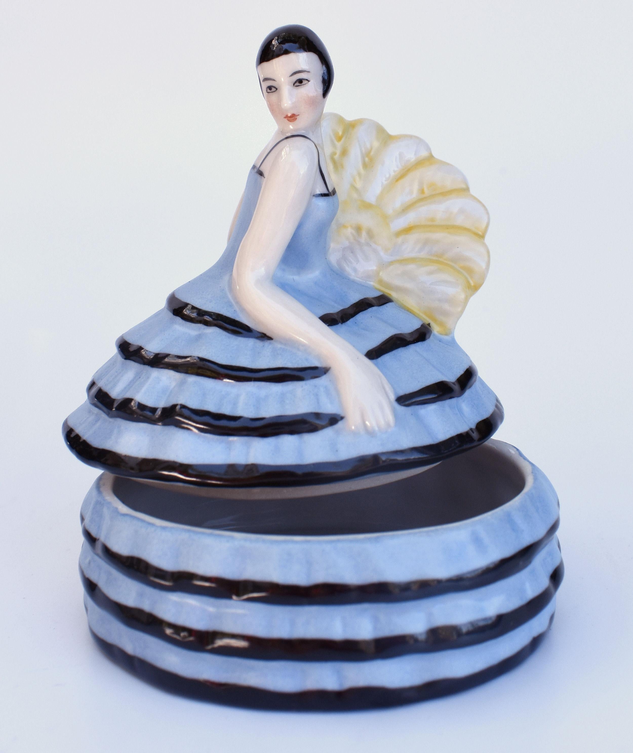 Français Bol en forme de demi-boîte à poudre en céramique Art Déco pour poupée, français, vers 1930 en vente