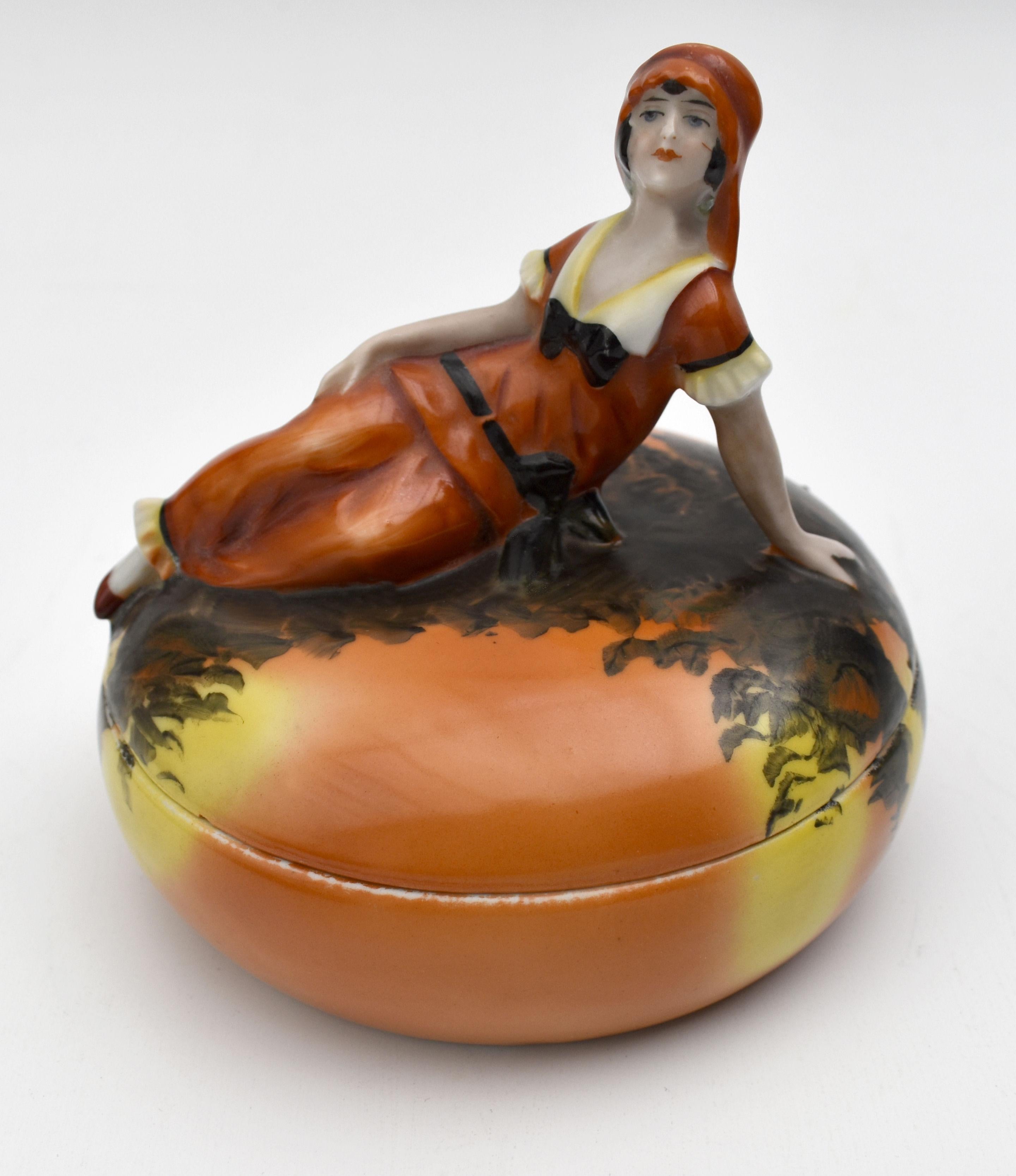 Art Deco Half Doll Porcelain Vanity Powder - Trinket Box, 1930er Jahre (Porzellan) im Angebot