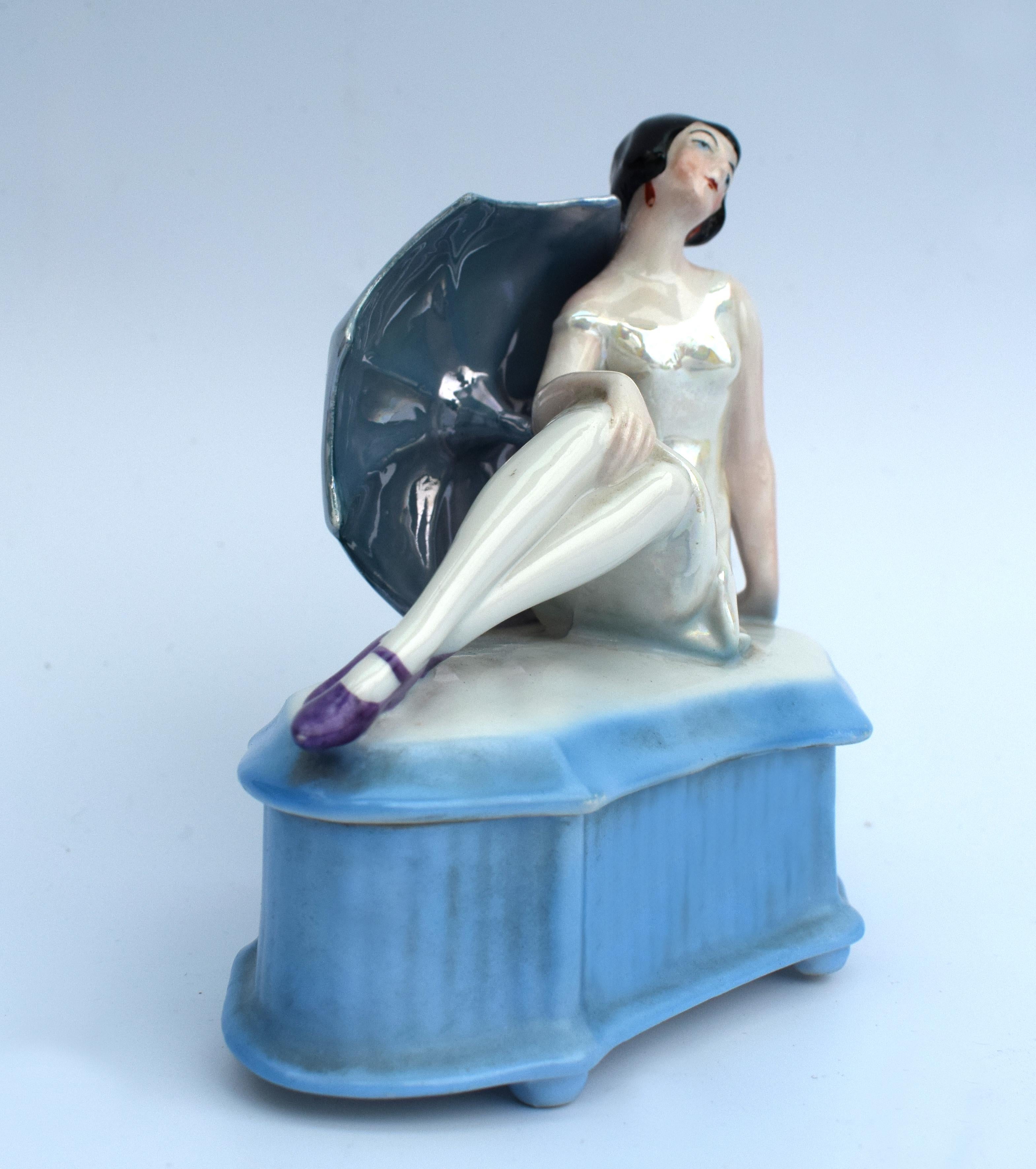 For your consideration is this very attractive and totally original 1930s Art Deco ladies powder/ trinket box. Made from porcelain with a vibrantly colored painted finish. Highly functional, collectable and decorative. A lovely piece. She's free