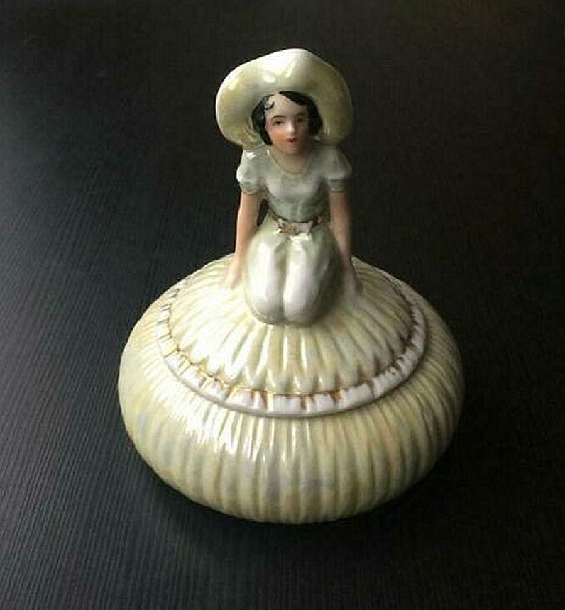 For your consideration is this very attractive and totally original 1930s Art Deco ladies powder/ trinket box. Highly functional, collectable and decorative. A lovely piece. Features a 1920s young lady in the fashion of the day kneeling, a lift up
