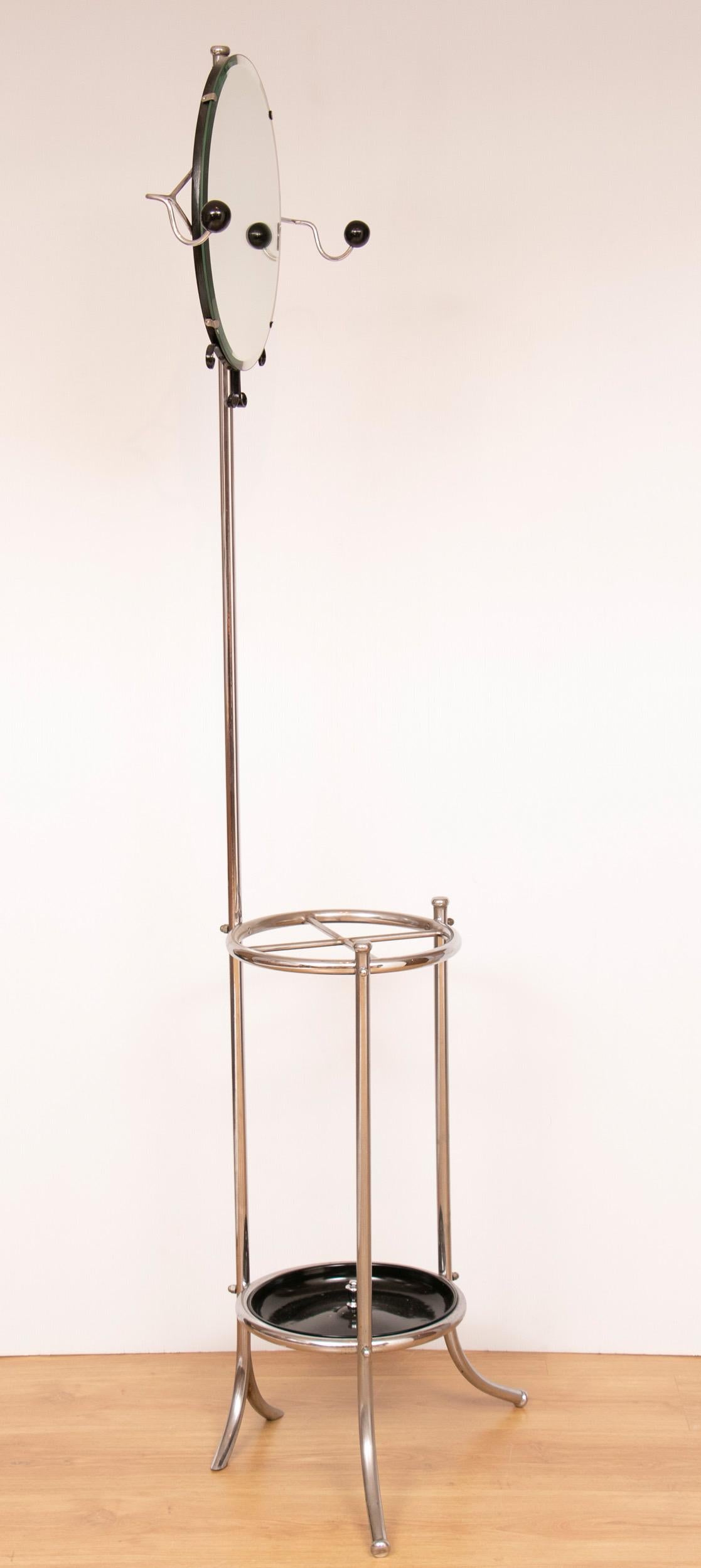 Bauhaus hall umbrella stand
Art Deco hall stand, tubular chrome with black painted metal, funky mirror with coat holding knobs.
Measures: H 181 cm, W 60 cm, D 34 cm
Germany, circa 1930.