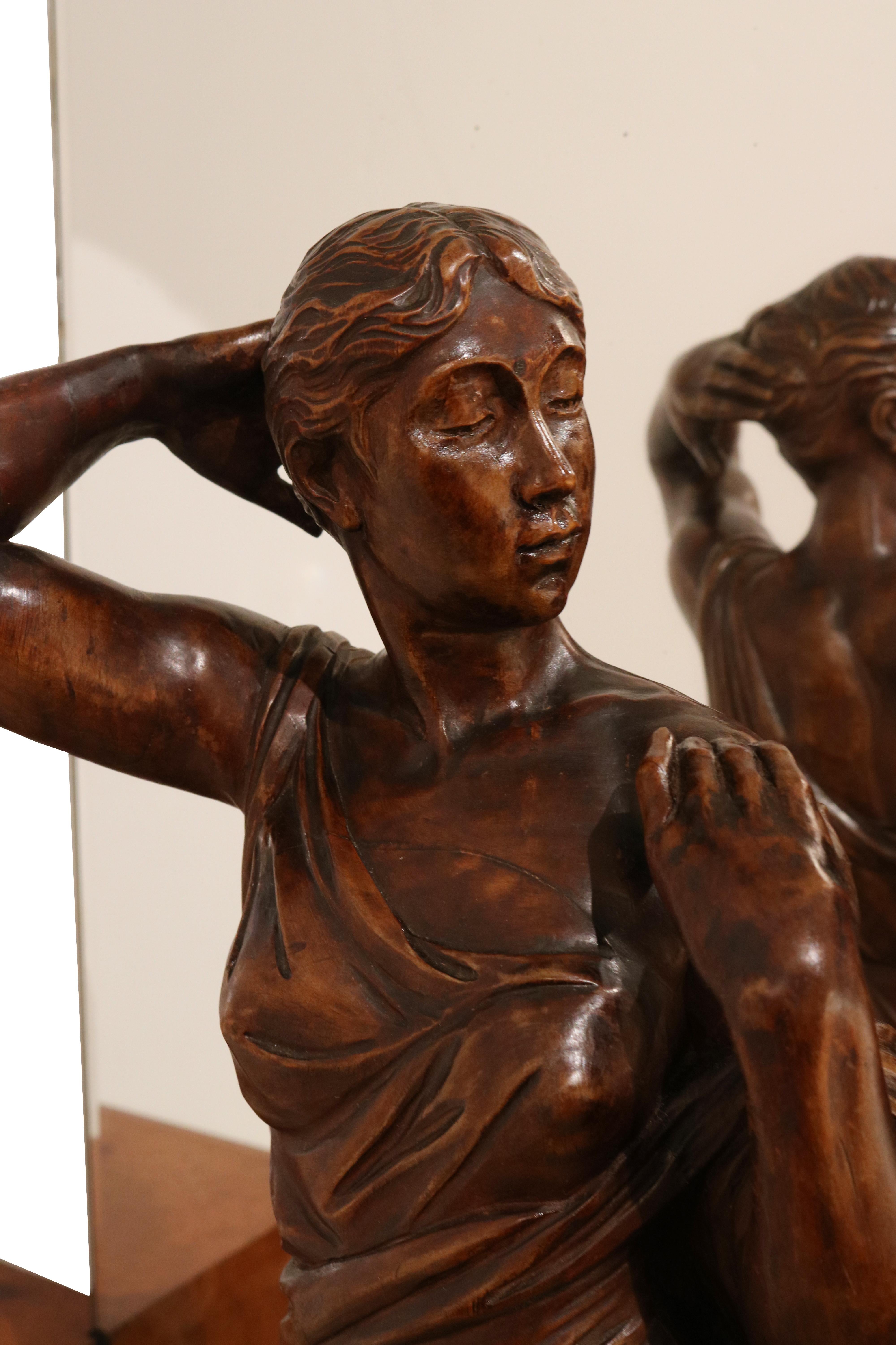 Portaoggetti italiano in stile Art Deco con piedistallo e statua figurata di donna in drappeggio. Attribuito all'Atelier Borsani Varedo. Amboyna con grande specchio originale a cupola.