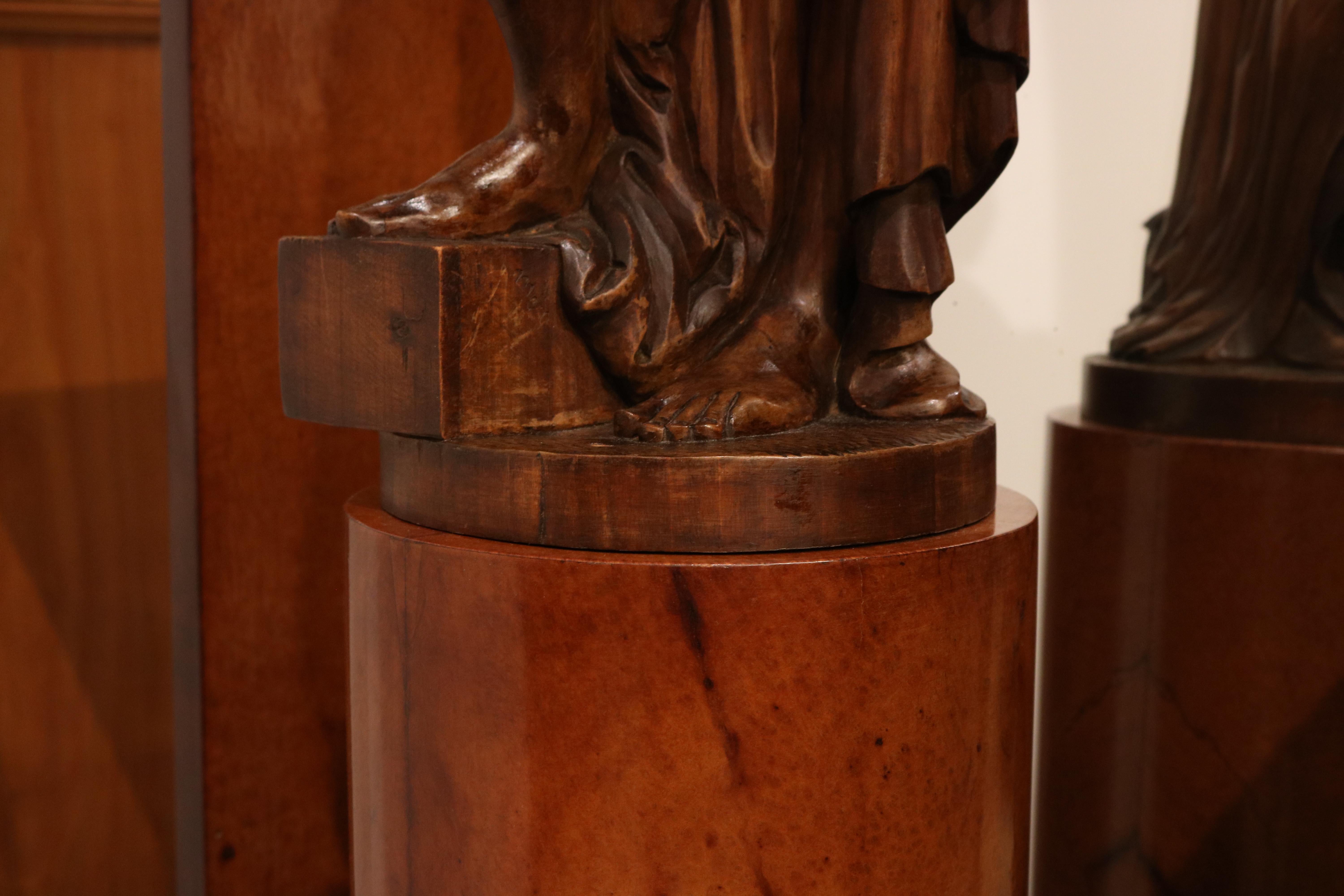 Metà XX secolo Stand da sala Art Deco con piedistallo e statua in vendita