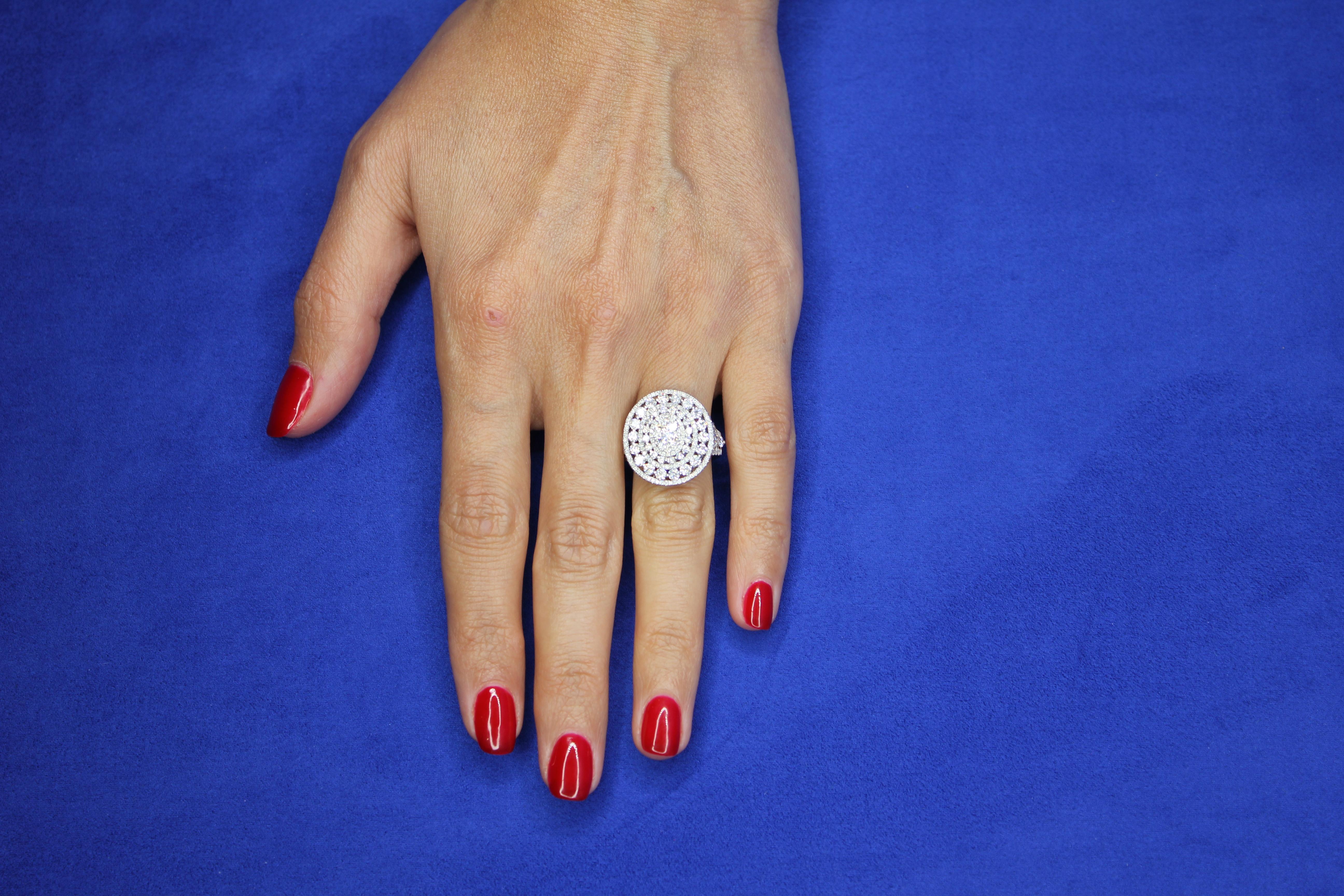 da uomo o donna Anello con diamante Halo Pave Oval Shield Dome Statement Cocktail in oro bianco 14 carati in vendita
