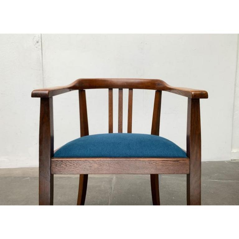 Elegante silla contable de madera maciza.

Un diseño funcional de alta calidad manual. Las patas delanteras están rectas. Las patas traseras están elegantemente balanceadas. Los reposabrazos se convierten en el respaldo en una sola pieza. En el