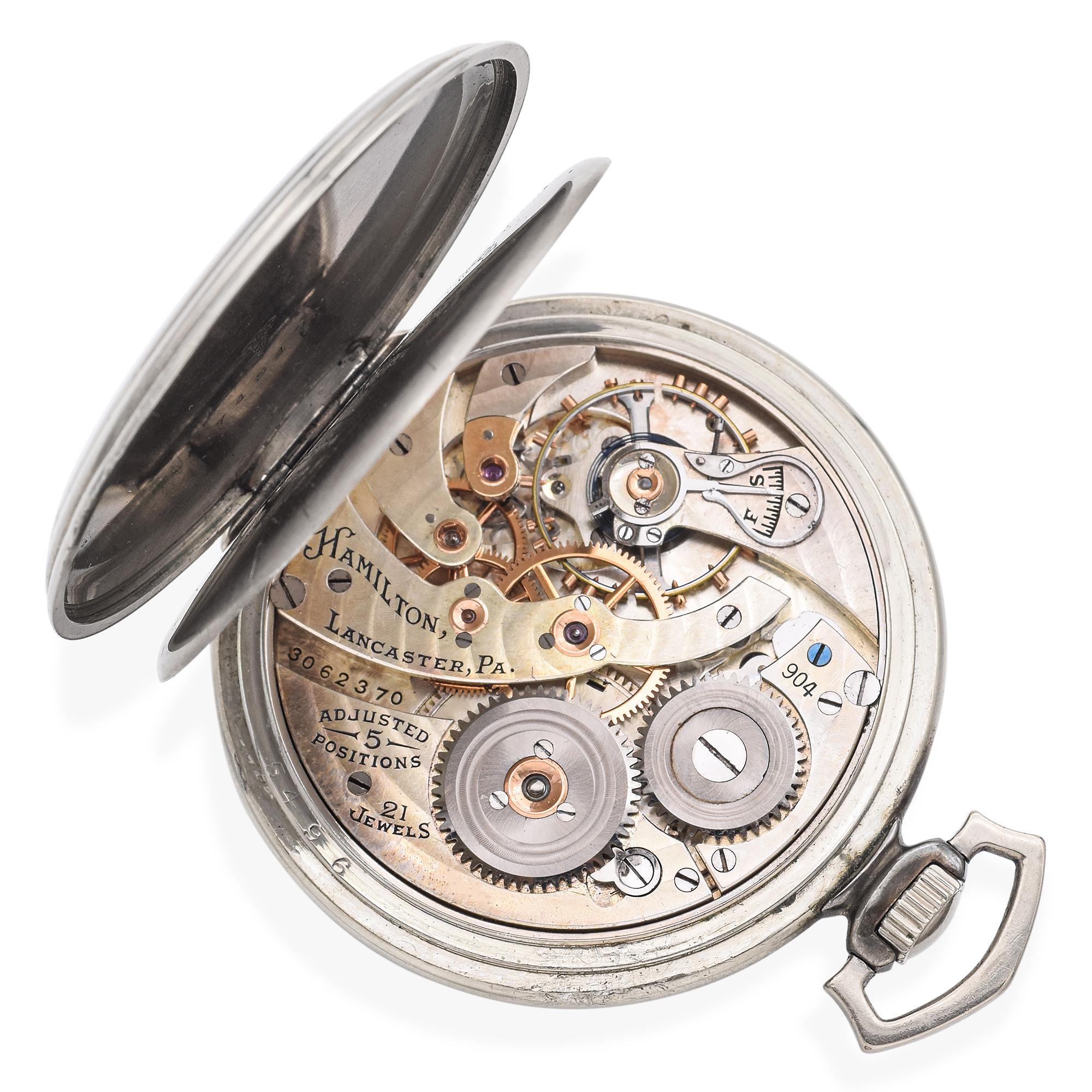 Este reloj de bolsillo Hamilton, un buen ejemplo de la primera relojería americana, muestra la reconocida artesanía y precisión de la marca. Alojado en una clásica caja de oro de 14 quilates, este reloj de la talla 12 presenta una limpia esfera