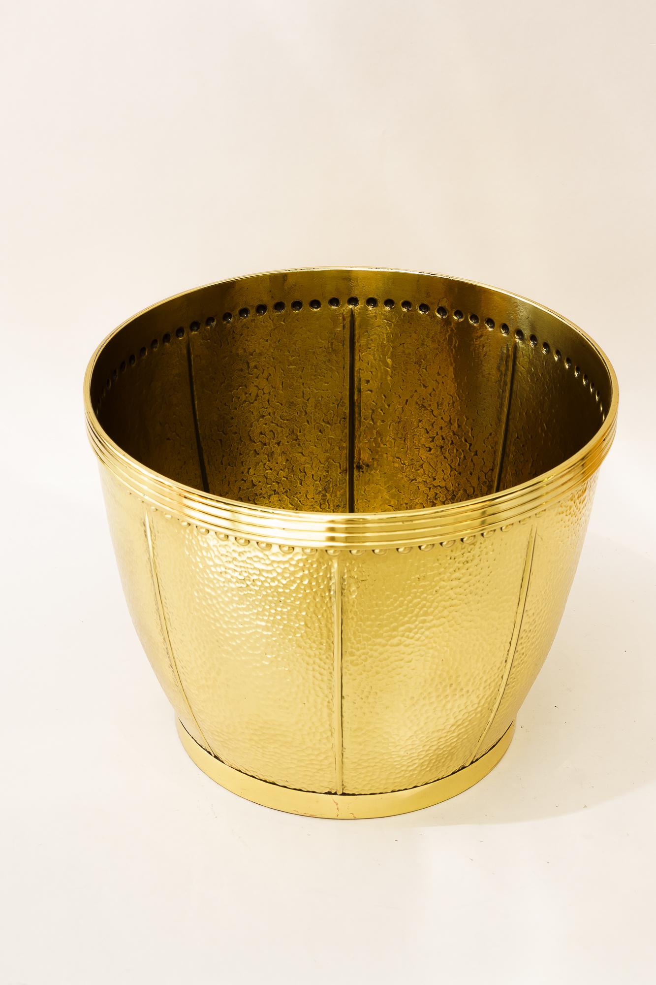 Art Deco gehämmertes Messing Palmentopf Wien um 1920s (Art déco) im Angebot