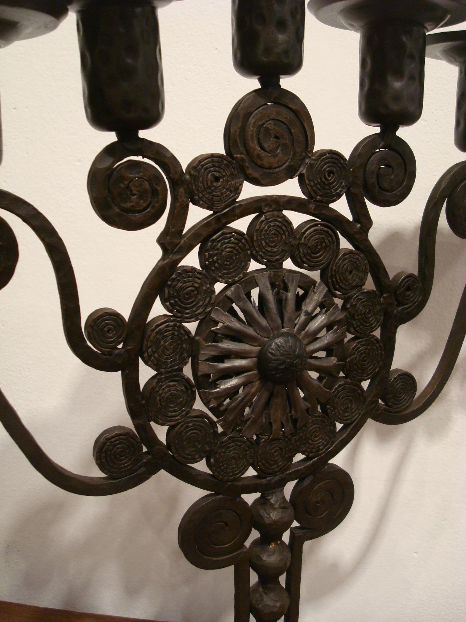 Art Deco Hammered Iron Menorah in the Manner of Edgar Brandt, 1920s In Good Condition For Sale In Buenos Aires, Olivos