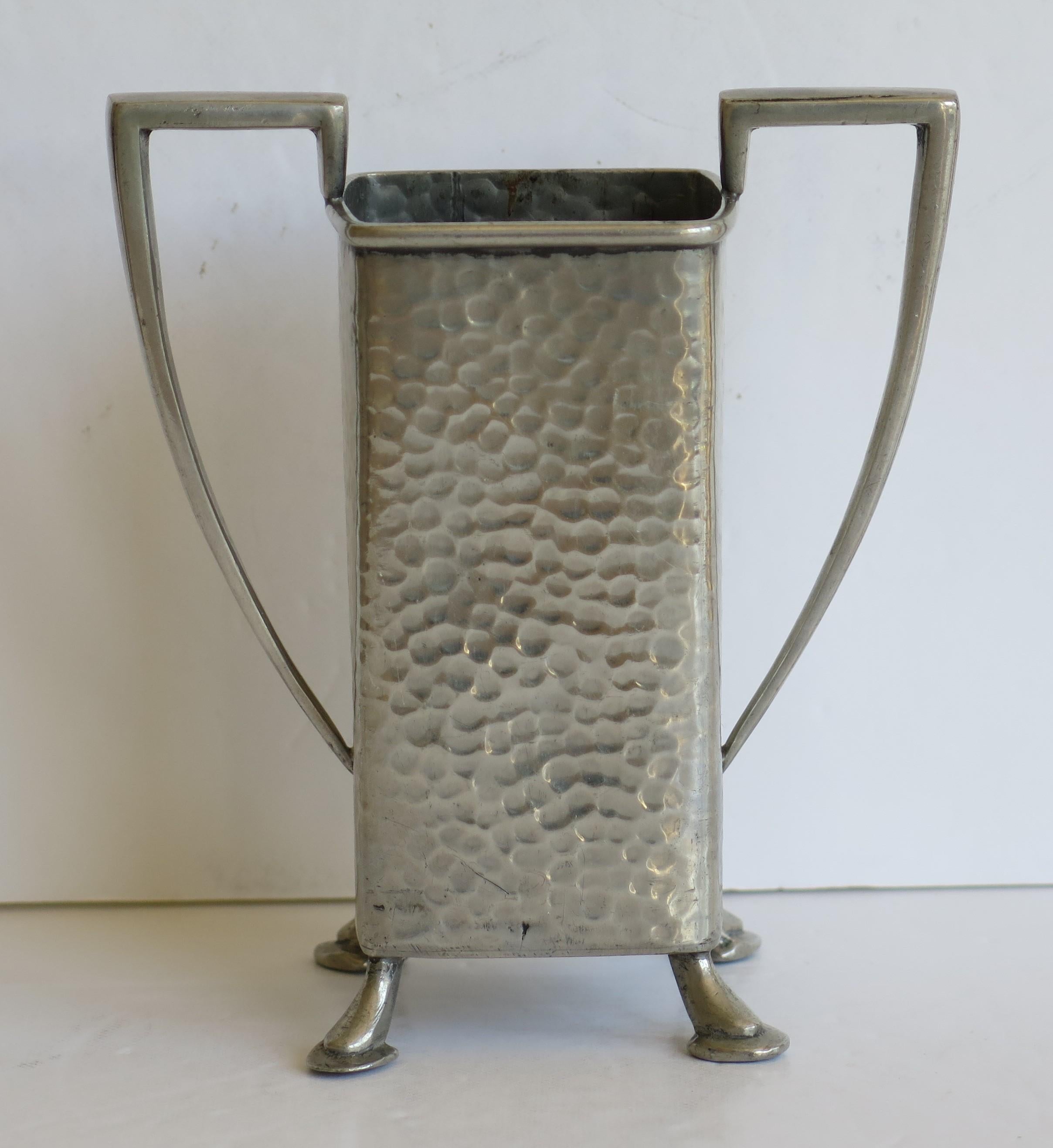 Art Deco Vase aus gehämmertem Zinn von Civic Pewter Sheffield England, um 1925 im Angebot 2