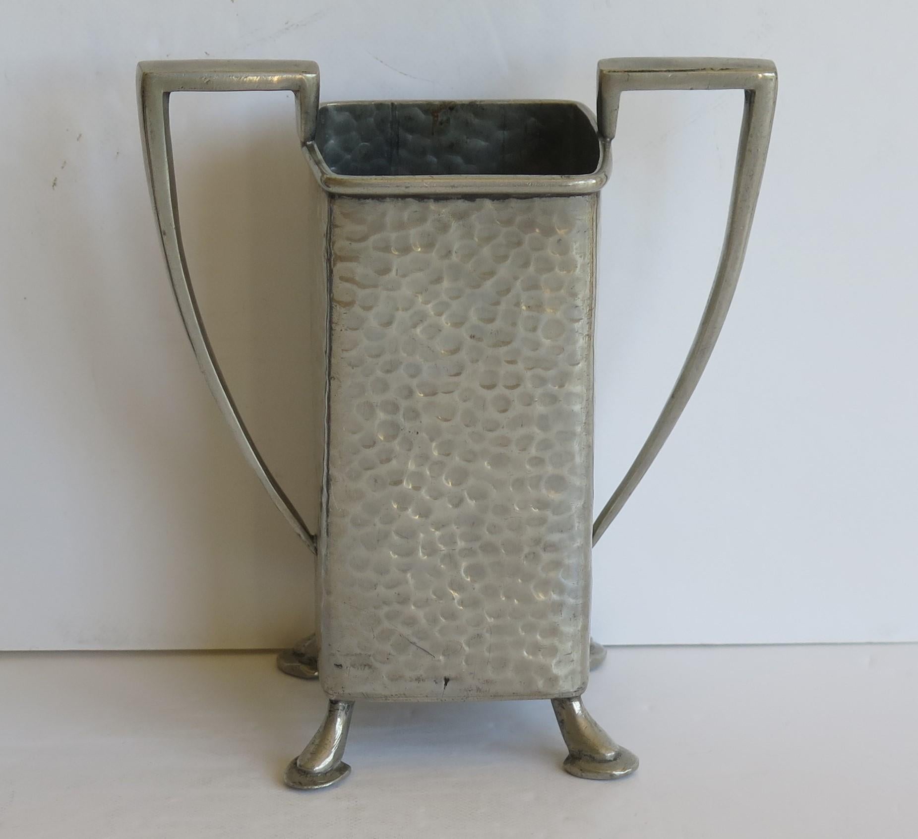 Jarrón Art Decó de peltre martillado de Civic Pewter Sheffield Inglaterra, hacia 1925 Inglés en venta