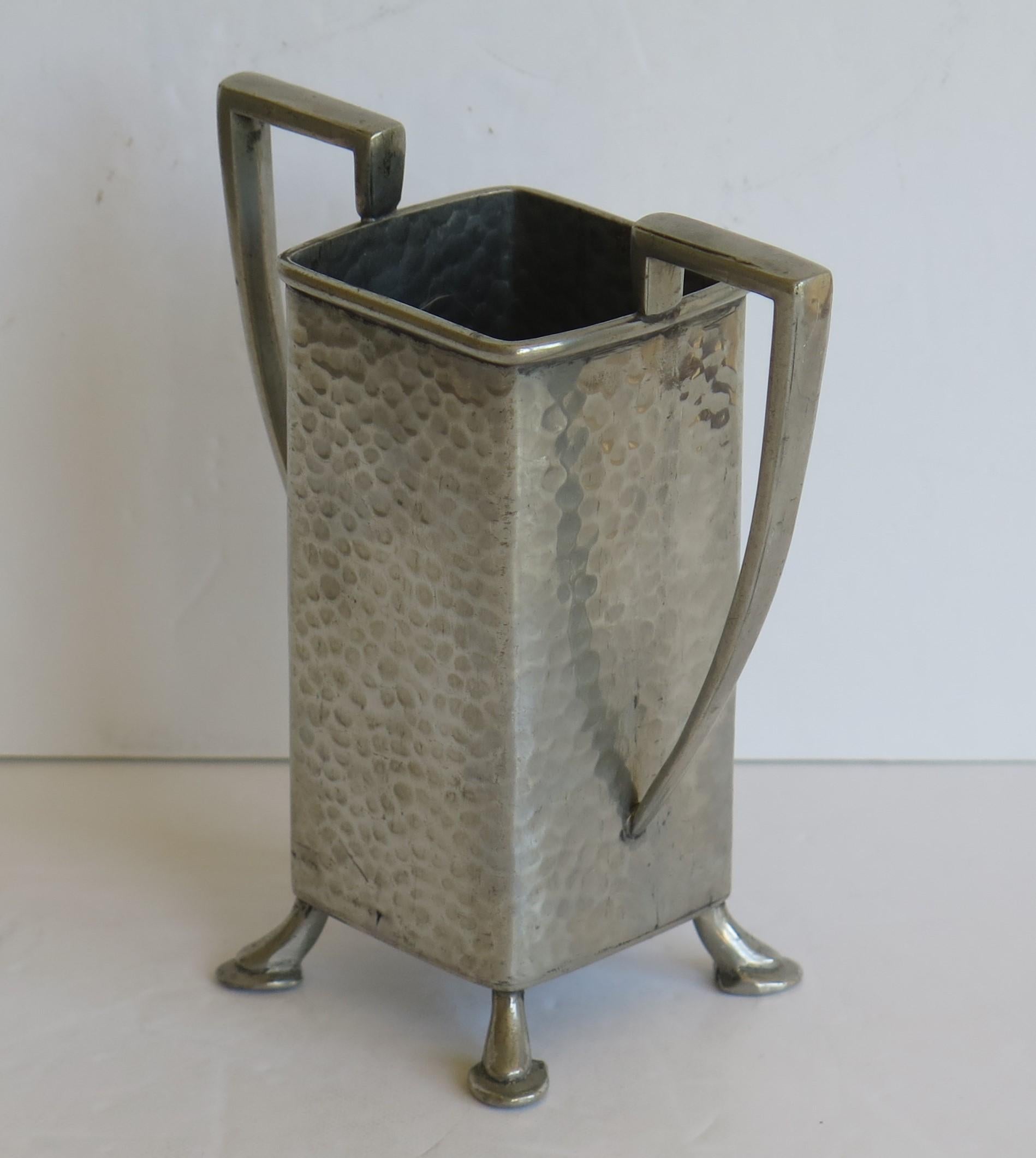 Art Deco Vase aus gehämmertem Zinn von Civic Pewter Sheffield England, um 1925 (Englisch) im Angebot