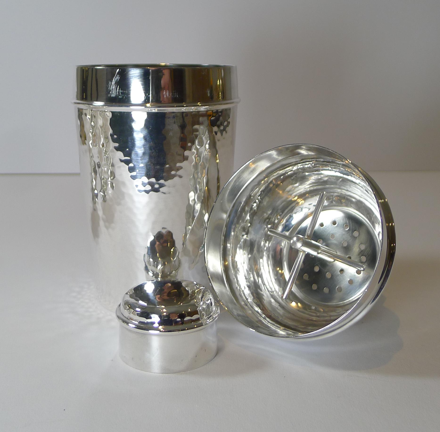 Shaker/ensemble de cocktail Art Déco en métal argenté martelé, vers 1930 en vente 5