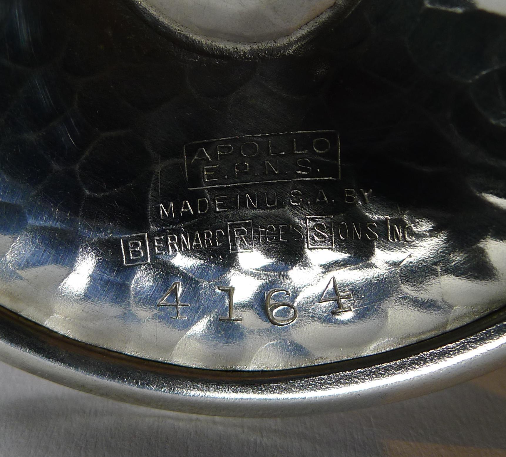 Milieu du XXe siècle Shaker/ensemble de cocktail Art Déco en métal argenté martelé, vers 1930 en vente