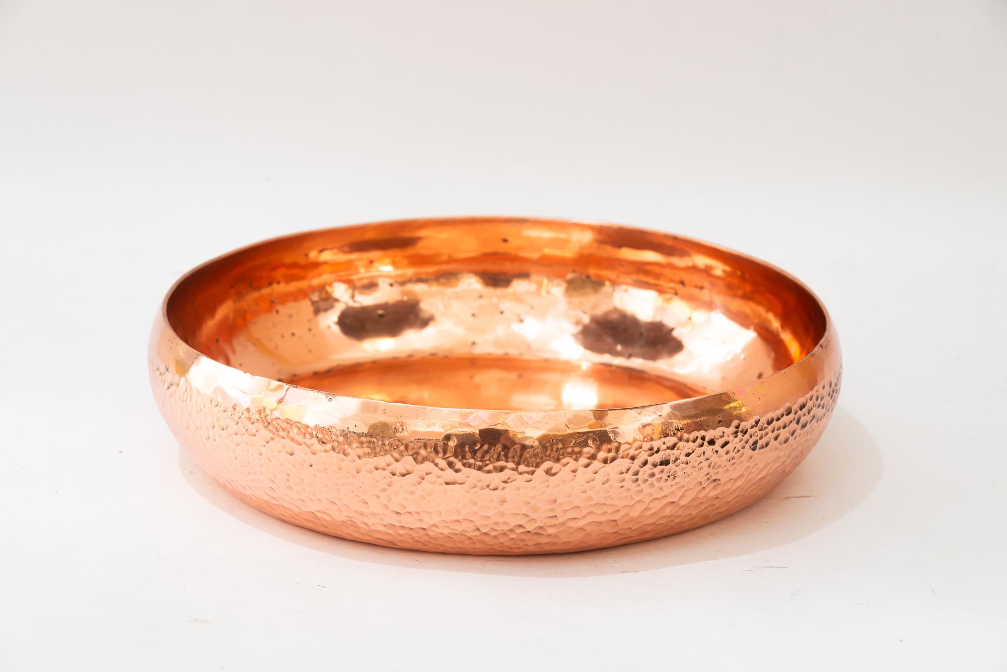 Autrichien Bol viennois Art déco en cuivre massif martelé datant des années 1920 en vente