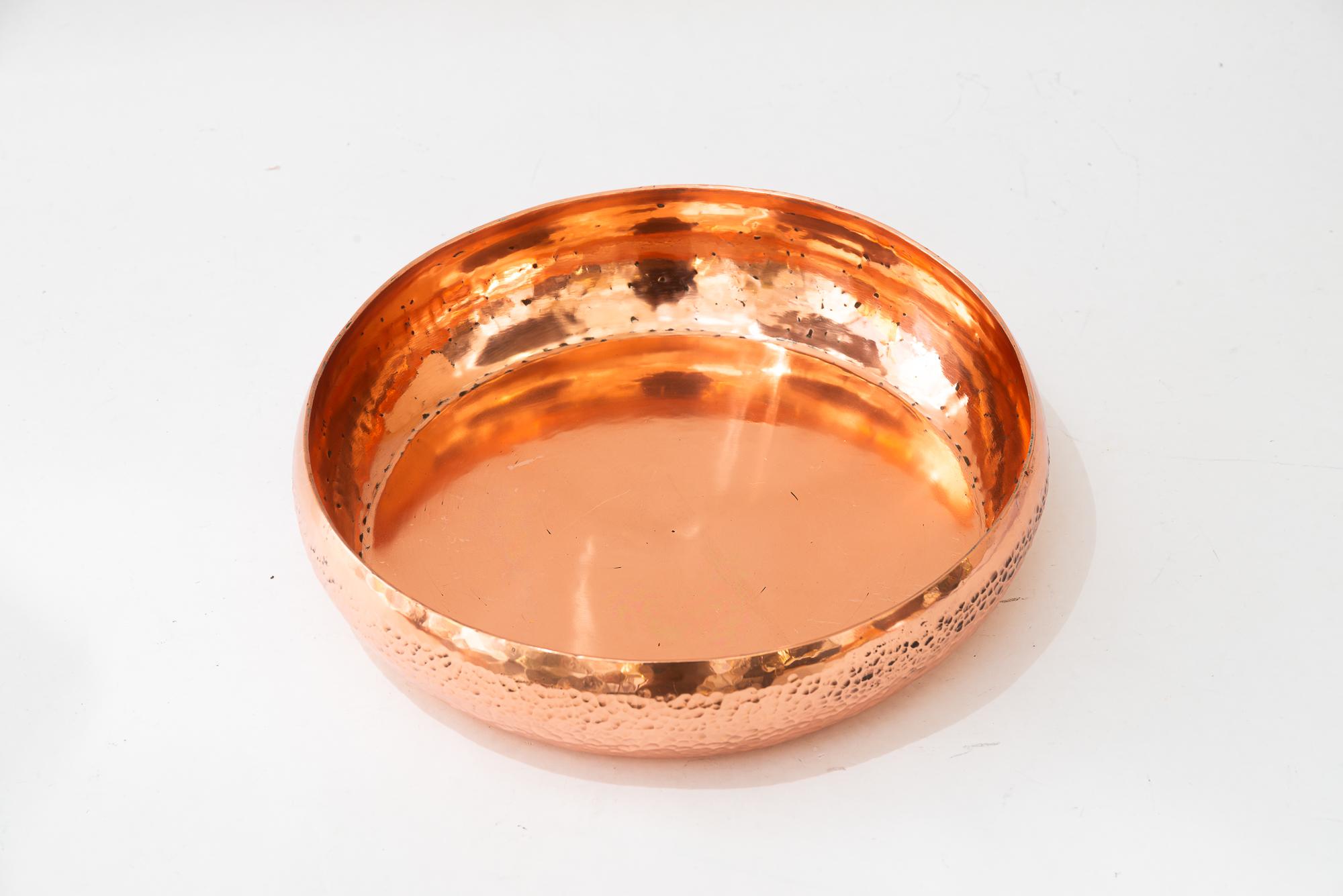 Martelé Bol viennois Art déco en cuivre massif martelé datant des années 1920 en vente