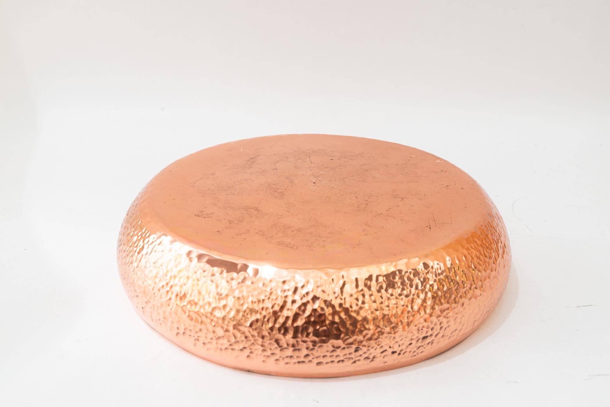Début du 20ème siècle Bol viennois Art déco en cuivre massif martelé datant des années 1920 en vente