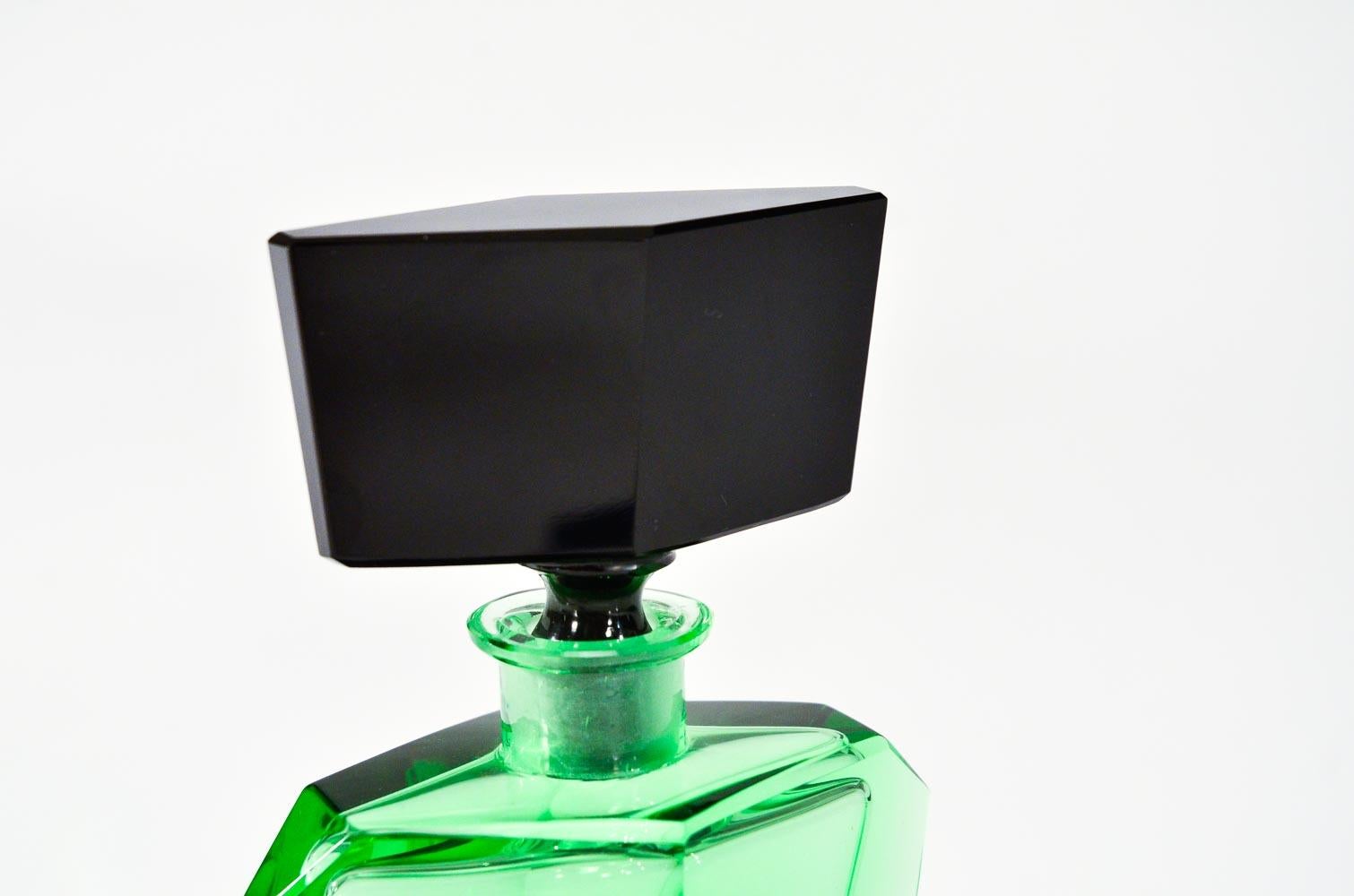 Art Deco Hand Blown Crystal Perfume Bottle Apple Green & Polished Black Stopper In Excellent Condition In Great Barrington, MA