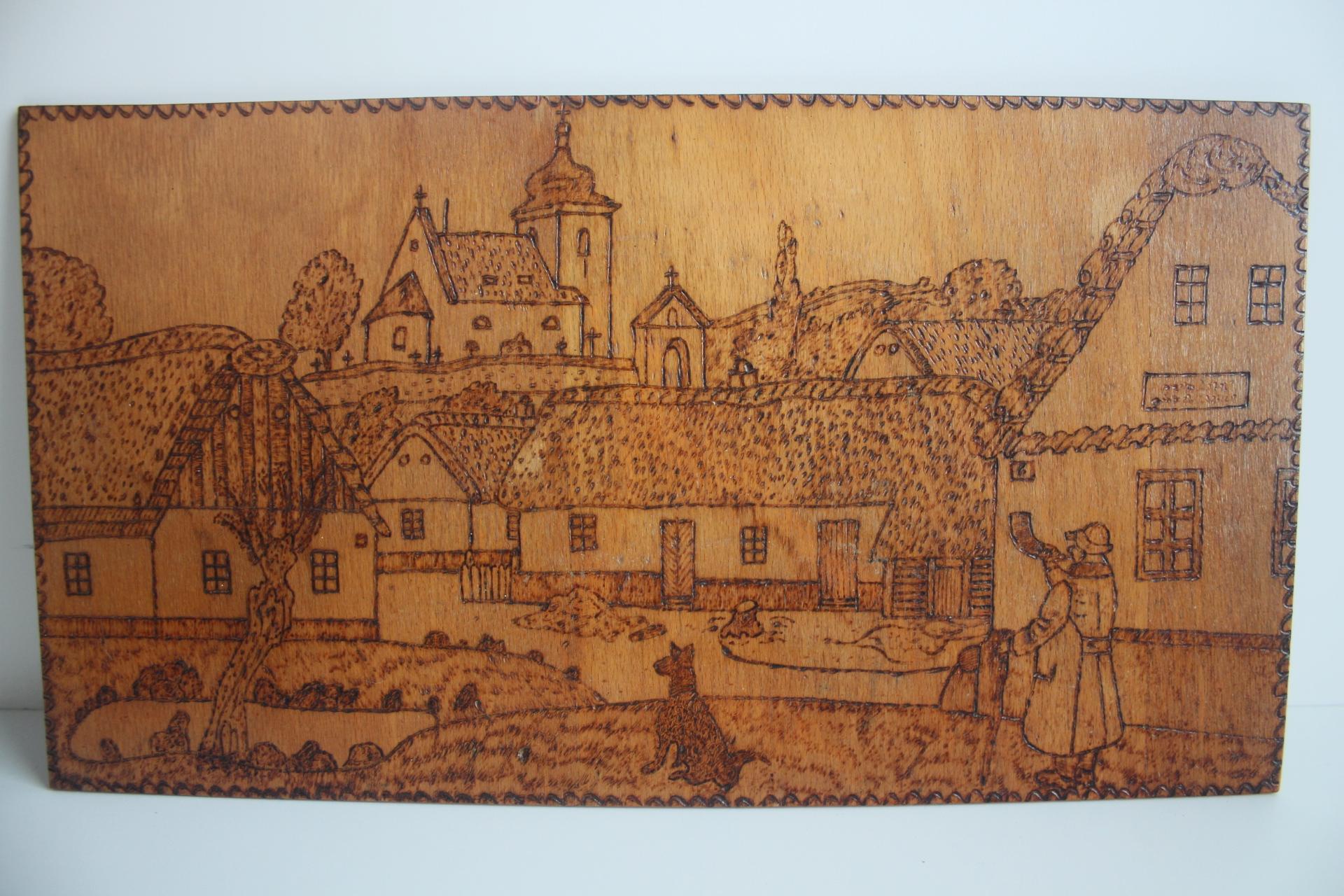 Ein Holzschnitt mit einem volkstümlichen Motiv, das ein ländliches Gehöft oder Dorf darstellt.
Die Technik des Holzbrennens, die als Pyrographie bekannt ist, wird zur Herstellung von Kunstwerken mit einer heißen Spitze verwendet.
Ursprünglicher