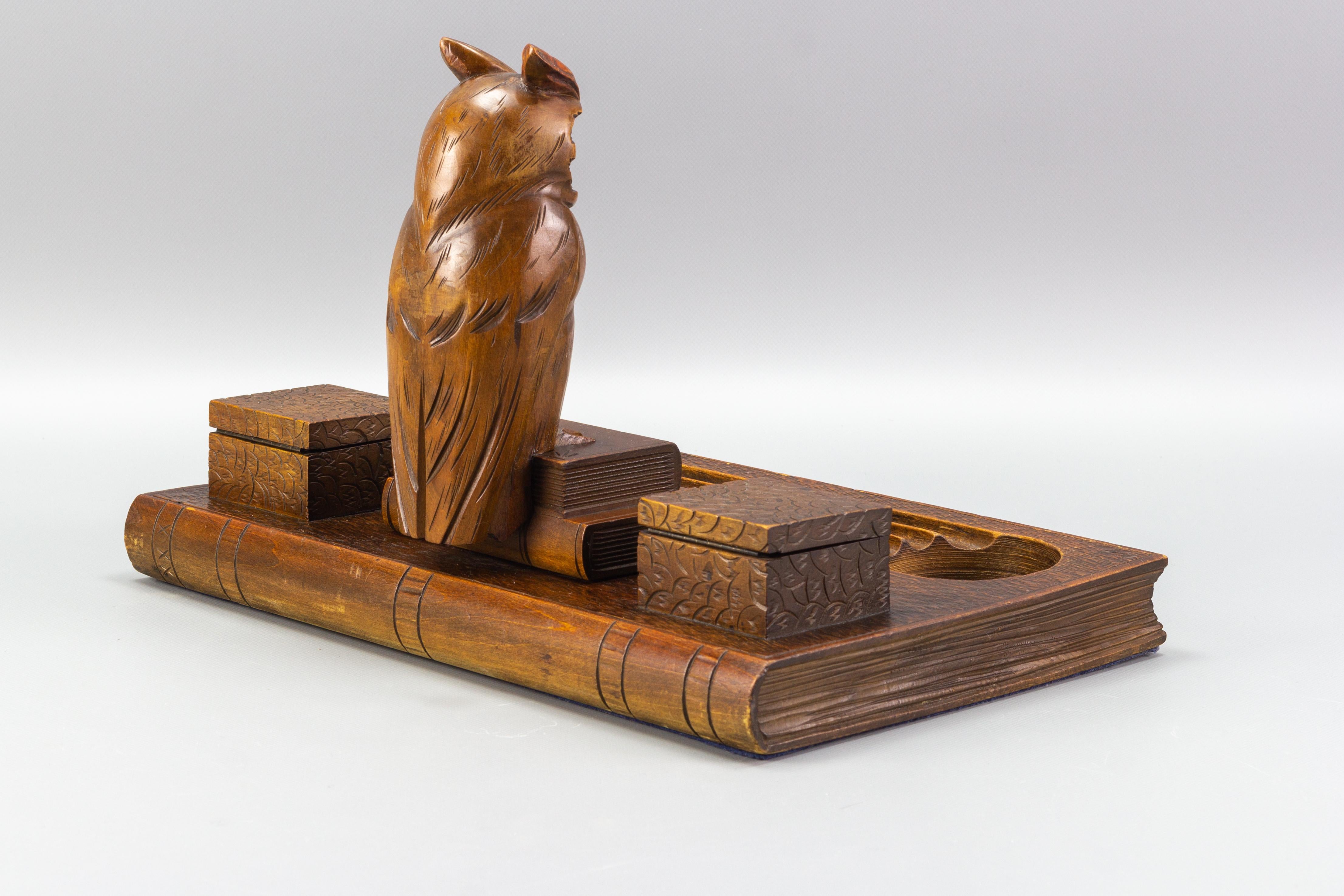 Art Deco Hand-Carved Book-Shaped Wooden Inkwell with Owl Figure, 1930s In Good Condition In Barntrup, DE