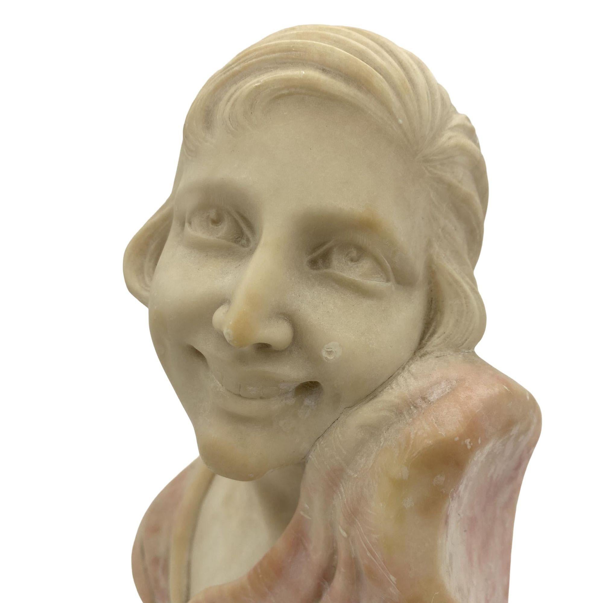 Milieu du XXe siècle Buste en albâtre Art Déco sculpté à la main, non signé en vente
