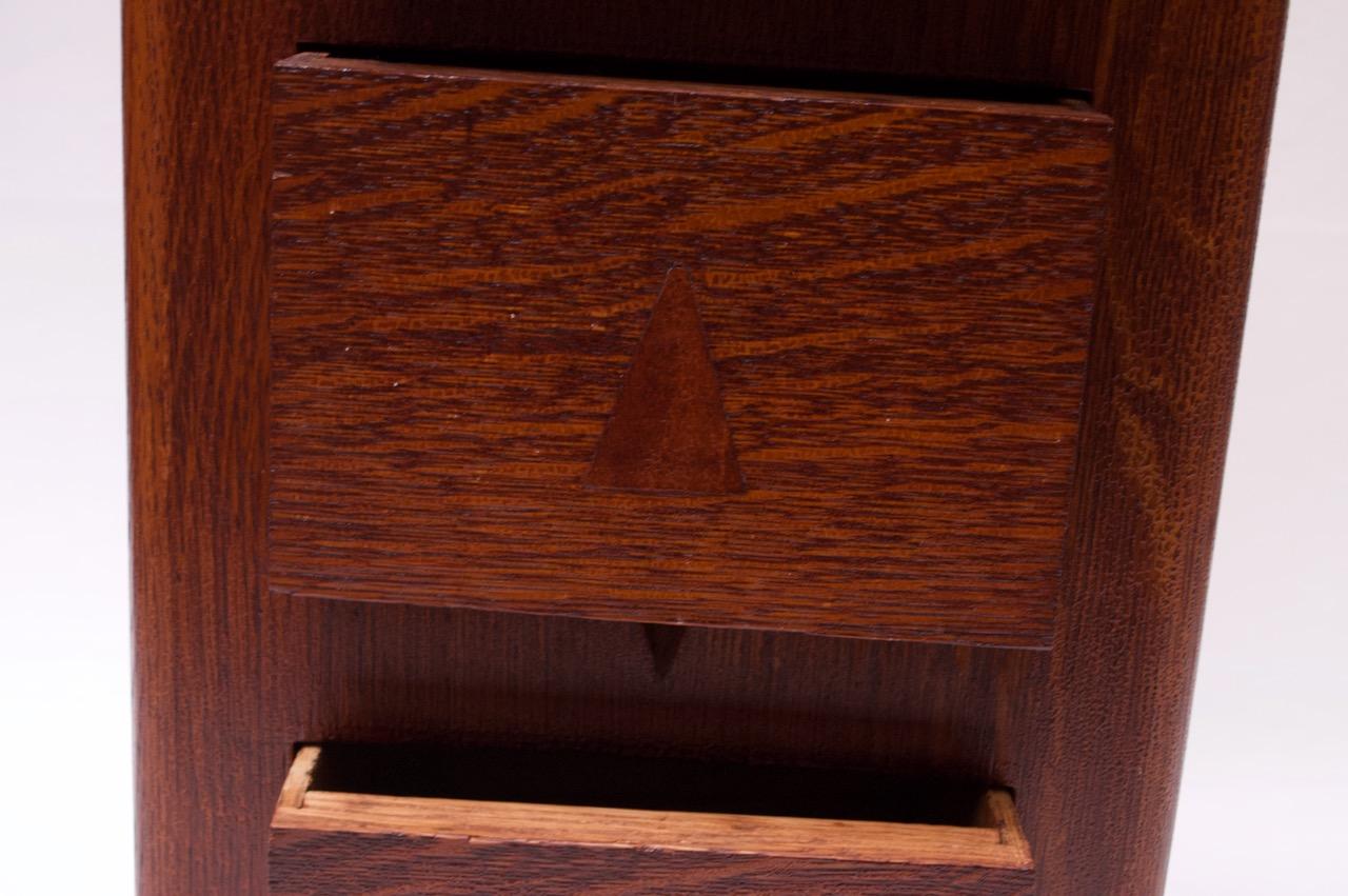 Handgeschnitzte Mahagoni-Schmuckkommode mit drei Schubladen im Art déco-Stil / Aufbewahrungsfach (Mitte des 20. Jahrhunderts) im Angebot