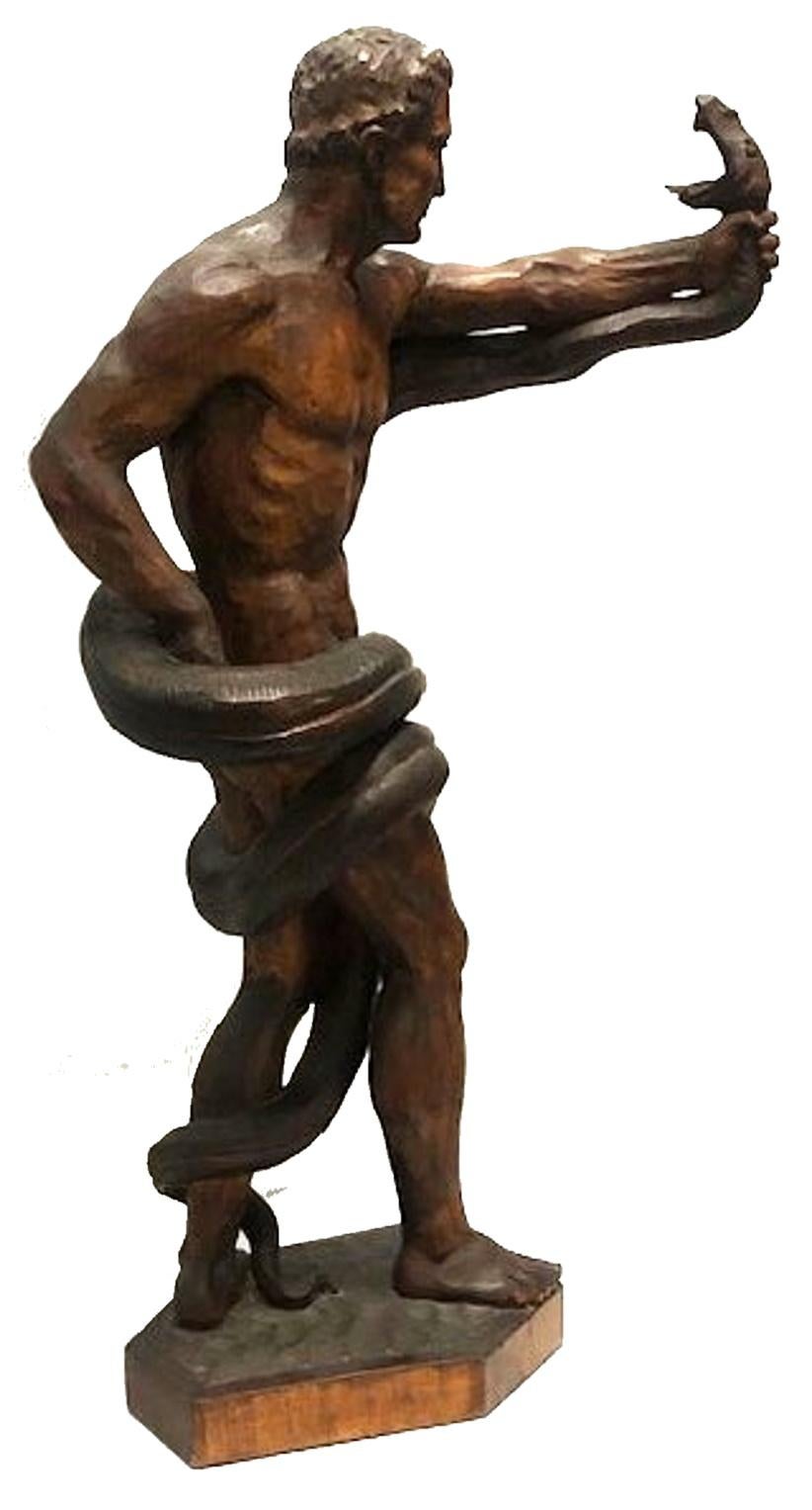 Art Déco Scultura in legno intagliato a mano Art Carved di uomo con serpente, circa 1920 in vendita