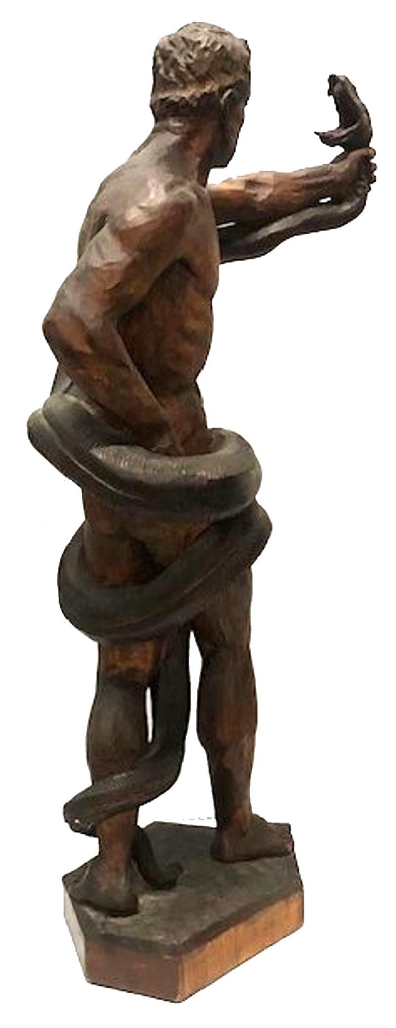 Tedesco Scultura in legno intagliato a mano Art Carved di uomo con serpente, circa 1920 in vendita