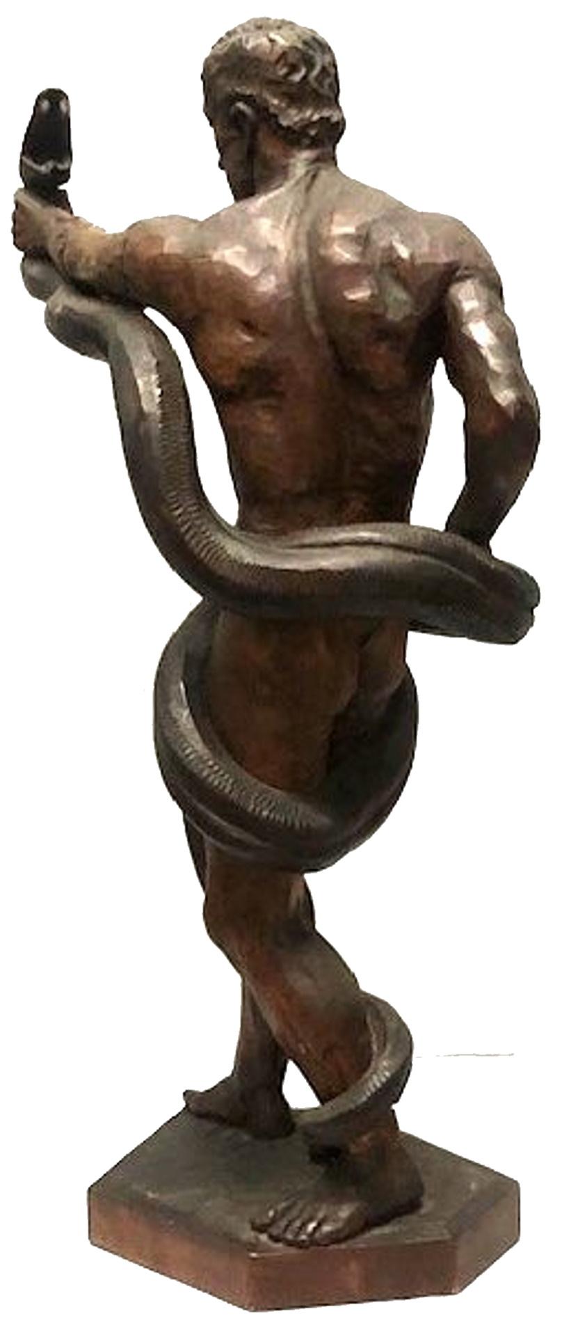 Intagliato Scultura in legno intagliato a mano Art Carved di uomo con serpente, circa 1920 in vendita