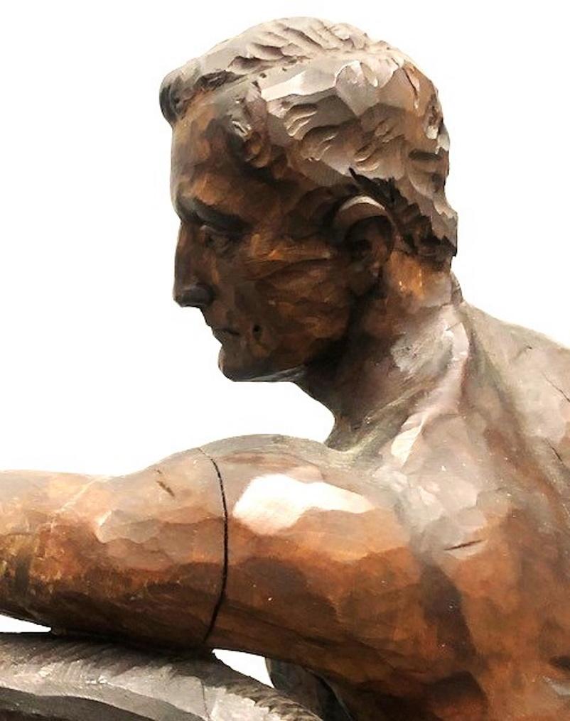 Inizio XX secolo Scultura in legno intagliato a mano Art Carved di uomo con serpente, circa 1920 in vendita