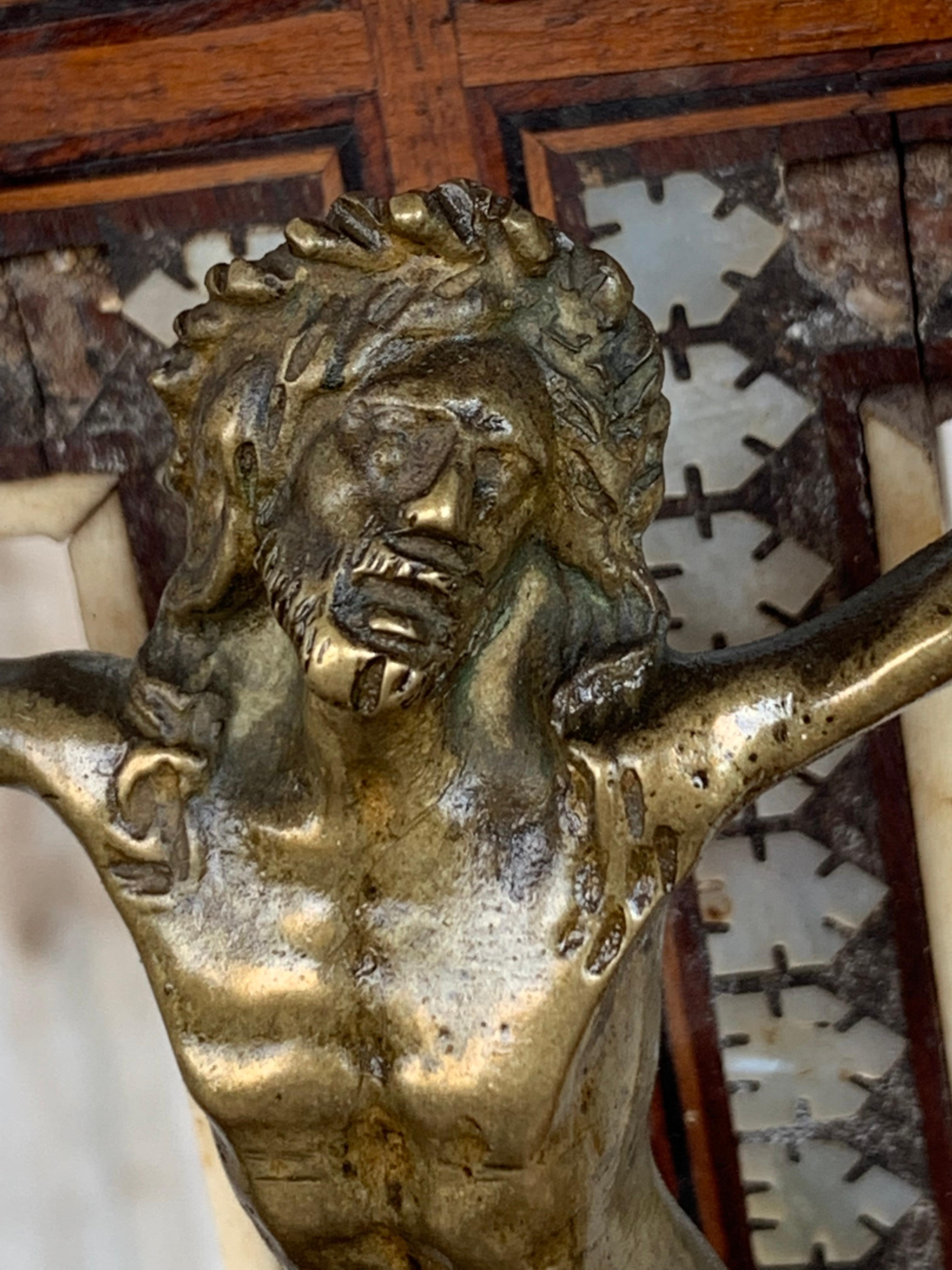 Handgeschnitztes Holzkreuzfix im Art déco-Stil mit atemberaubender Bronze Corpus of Christ im Angebot 7