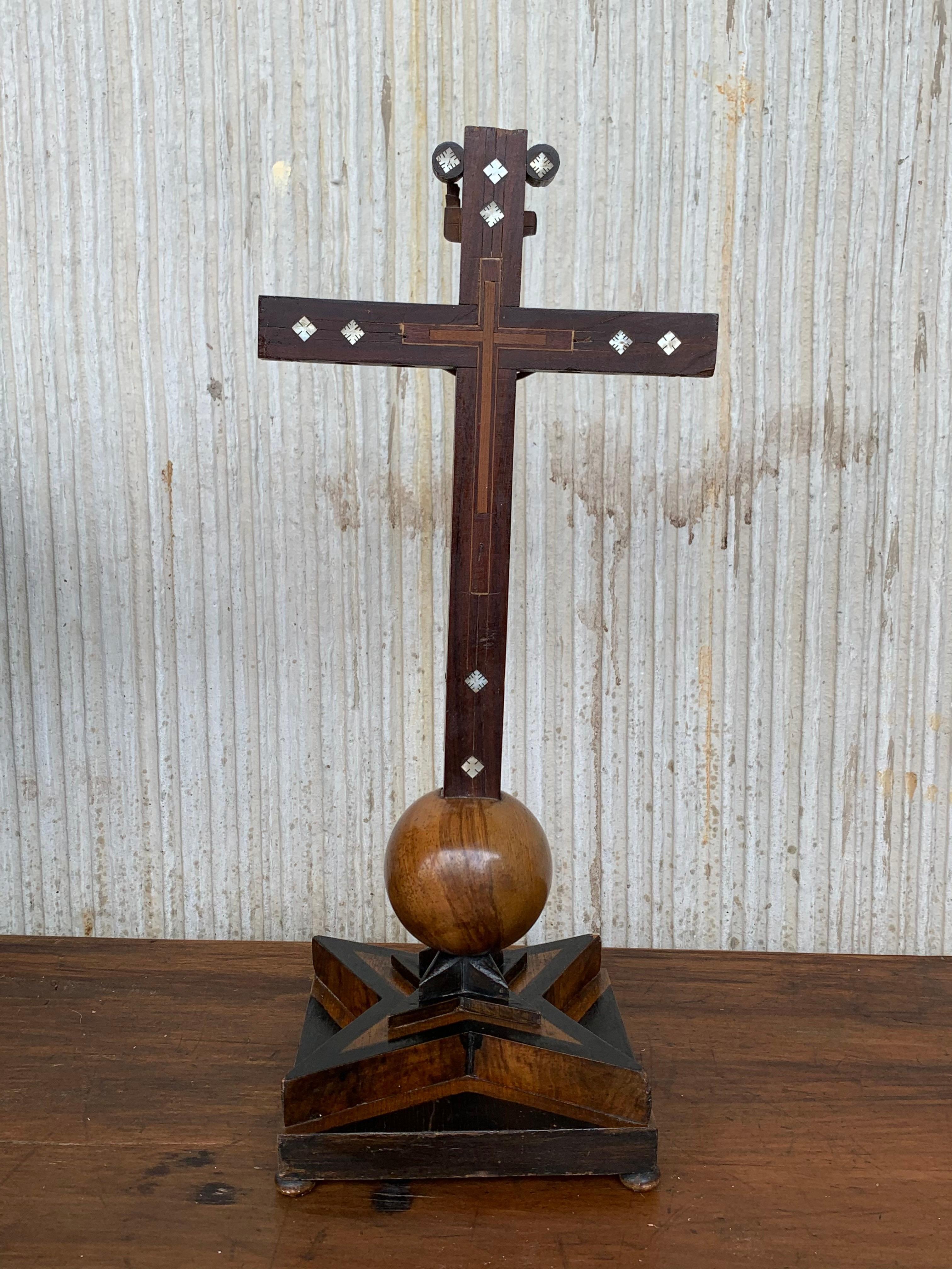 Handgeschnitztes Holzkreuzfix im Art déco-Stil mit atemberaubender Bronze Corpus of Christ (Europäisch) im Angebot