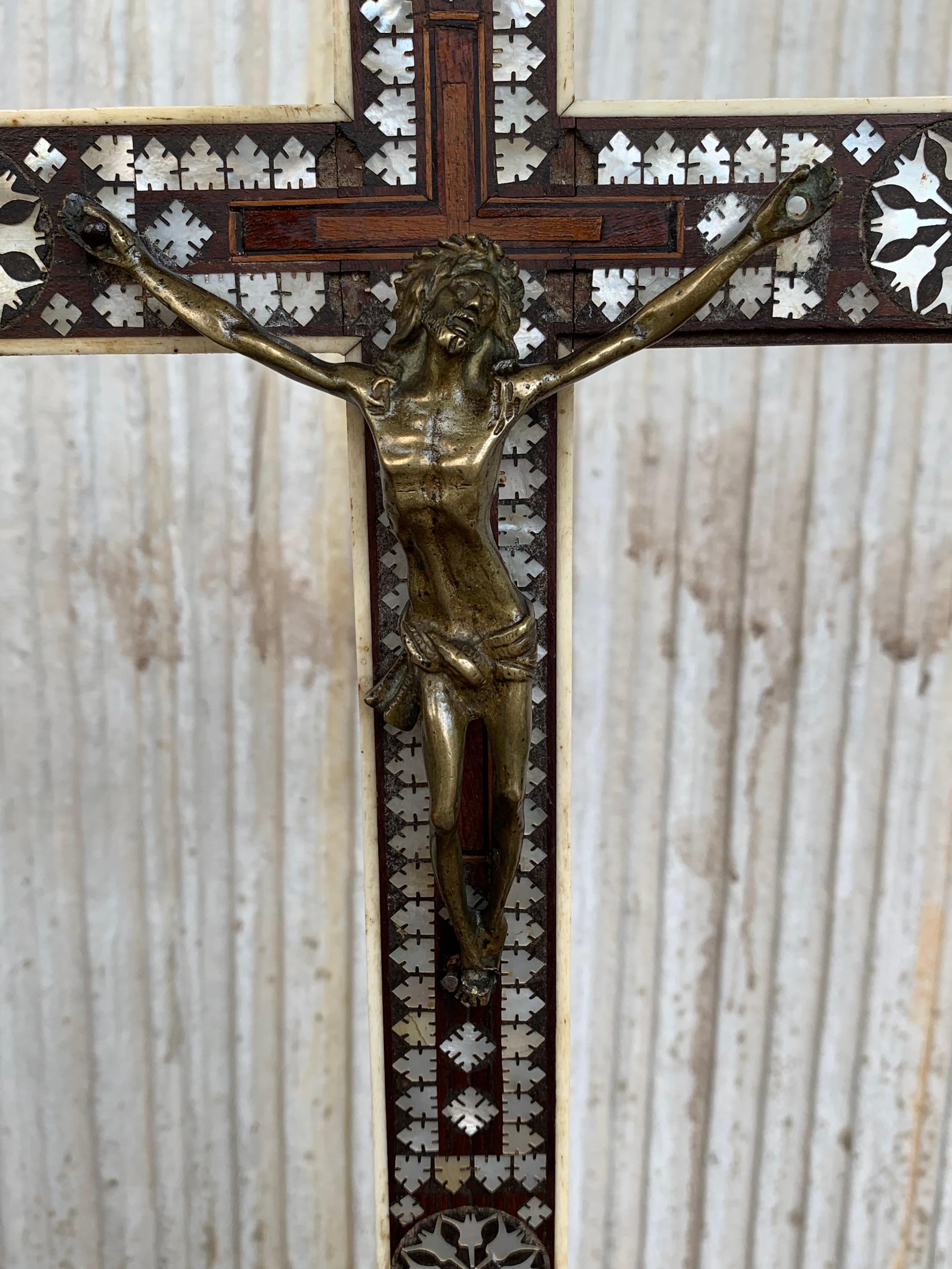 Handgeschnitztes Holzkreuzfix im Art déco-Stil mit atemberaubender Bronze Corpus of Christ im Zustand „Gut“ im Angebot in Miami, FL