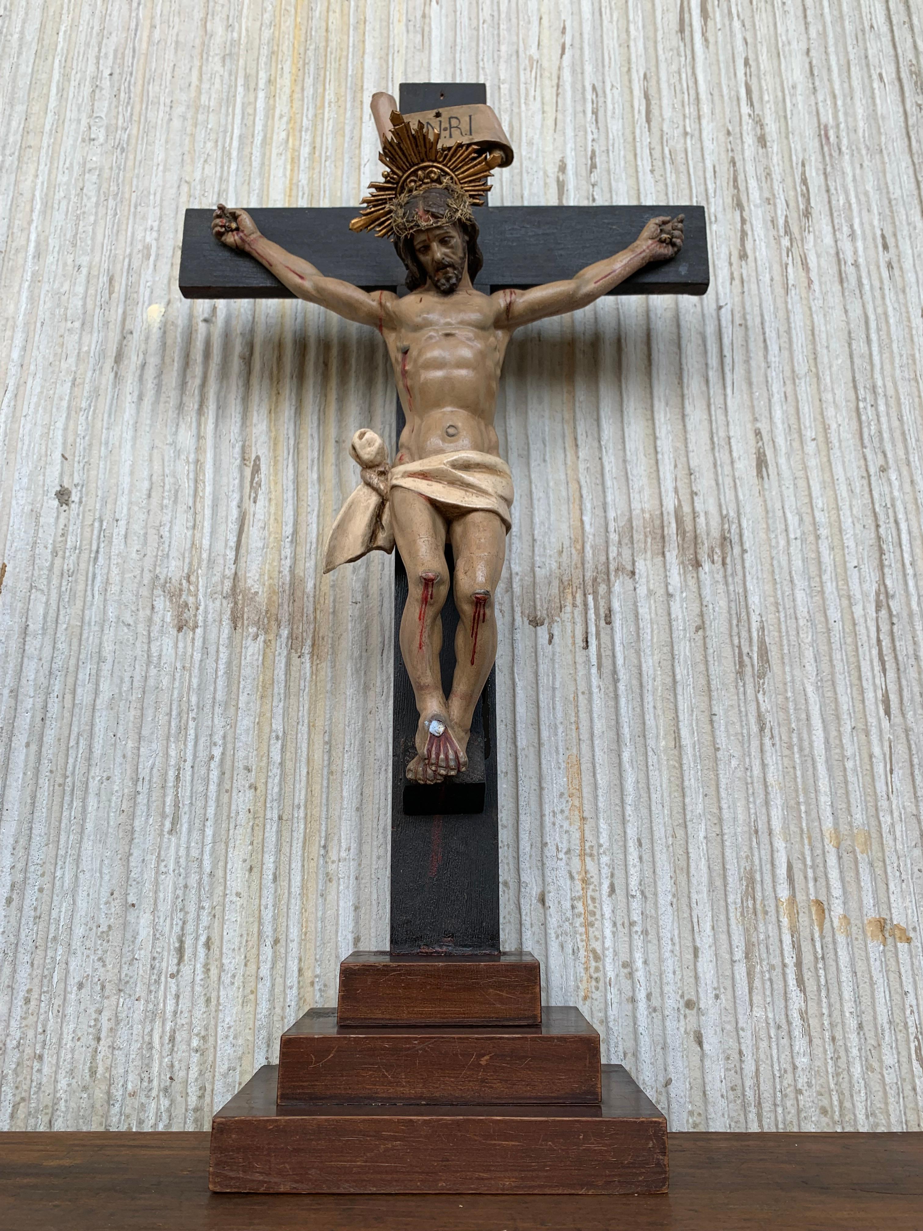 Handgeschnitztes Holzkruzifix der Art Dec mit atemberaubender Bronze Corpus of Christ (Europäisch) im Angebot