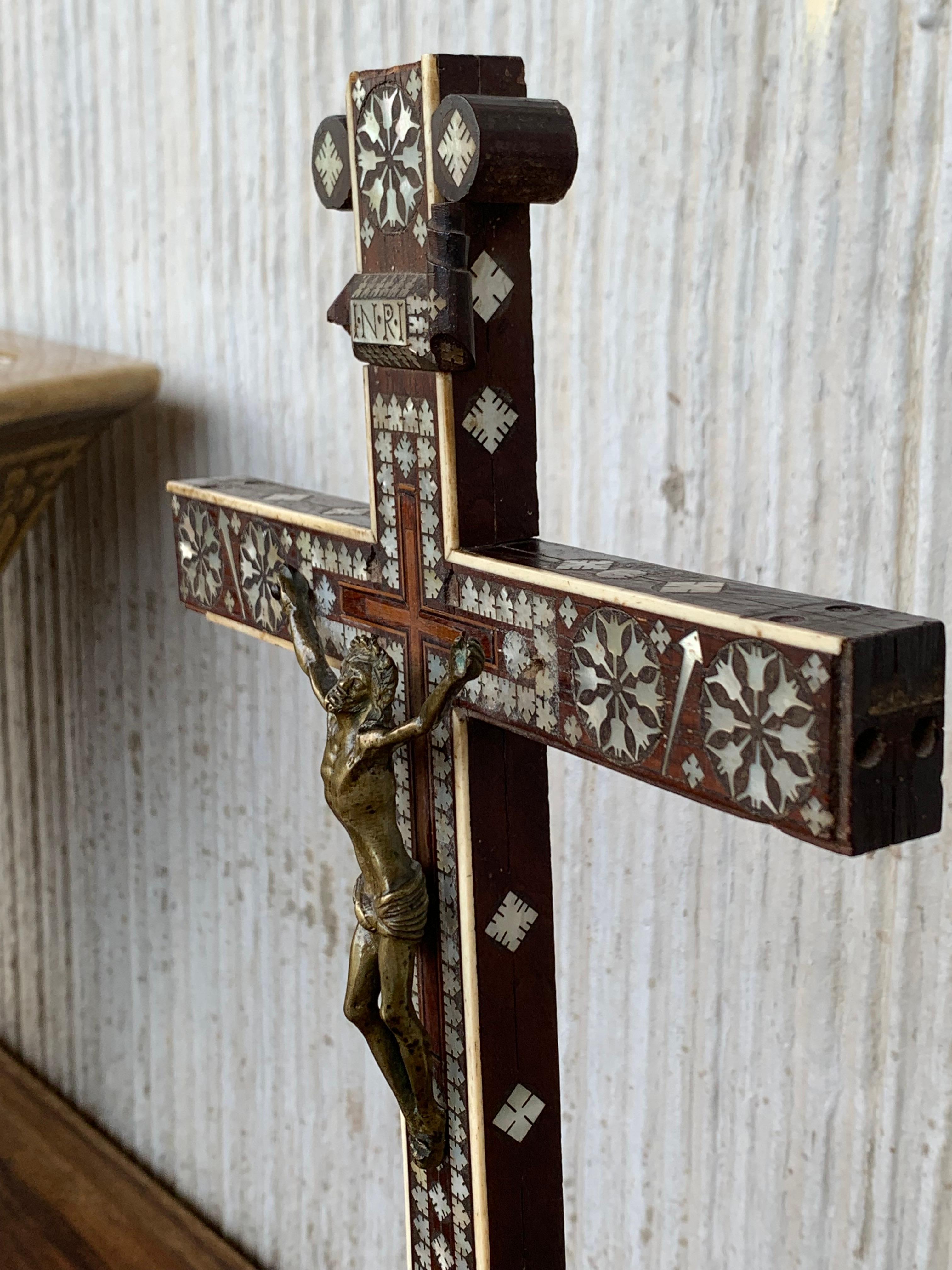 Handgeschnitztes Holzkreuzfix im Art déco-Stil mit atemberaubender Bronze Corpus of Christ (20. Jahrhundert) im Angebot