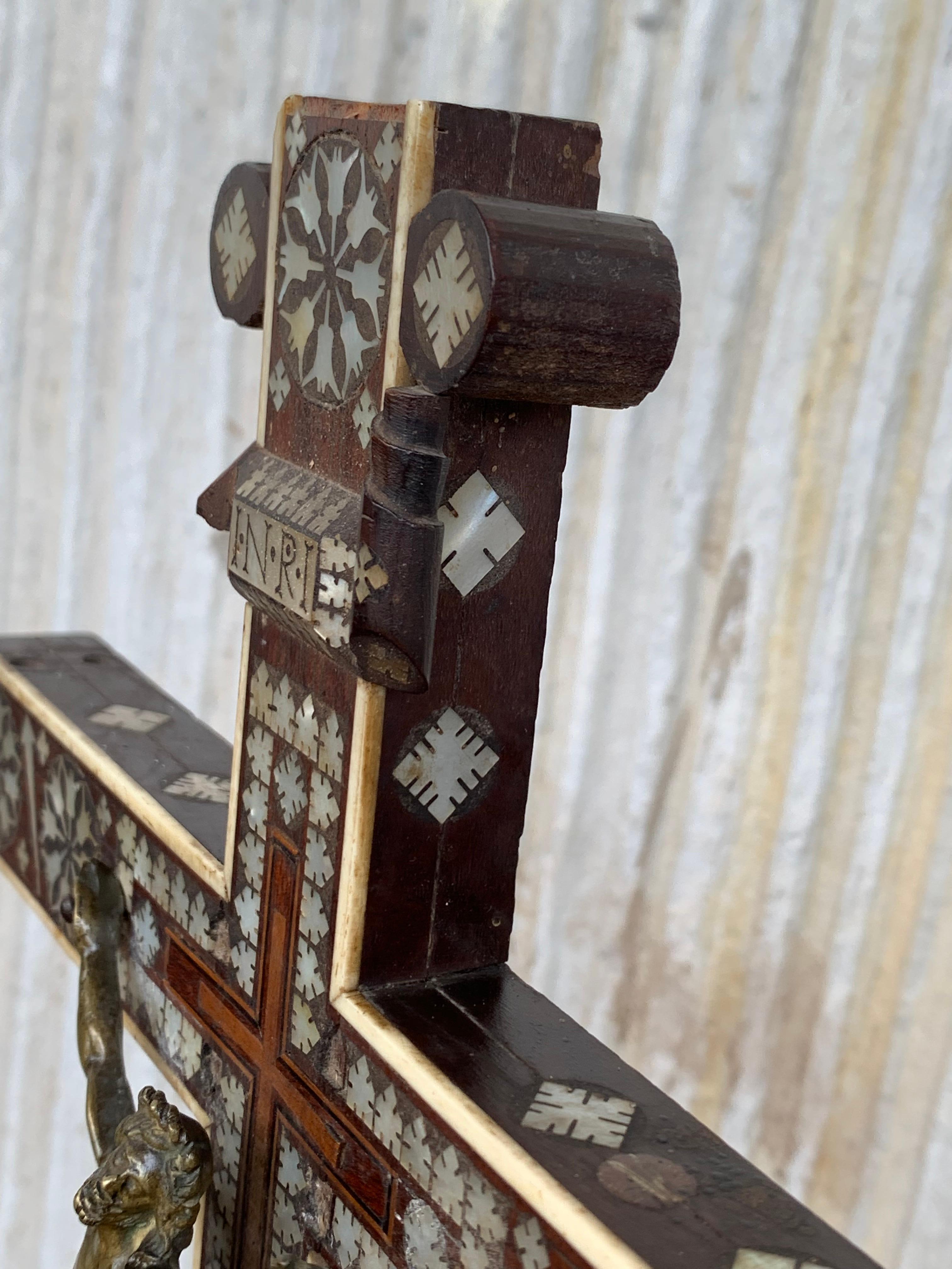 Handgeschnitztes Holzkreuzfix im Art déco-Stil mit atemberaubender Bronze Corpus of Christ im Angebot 1