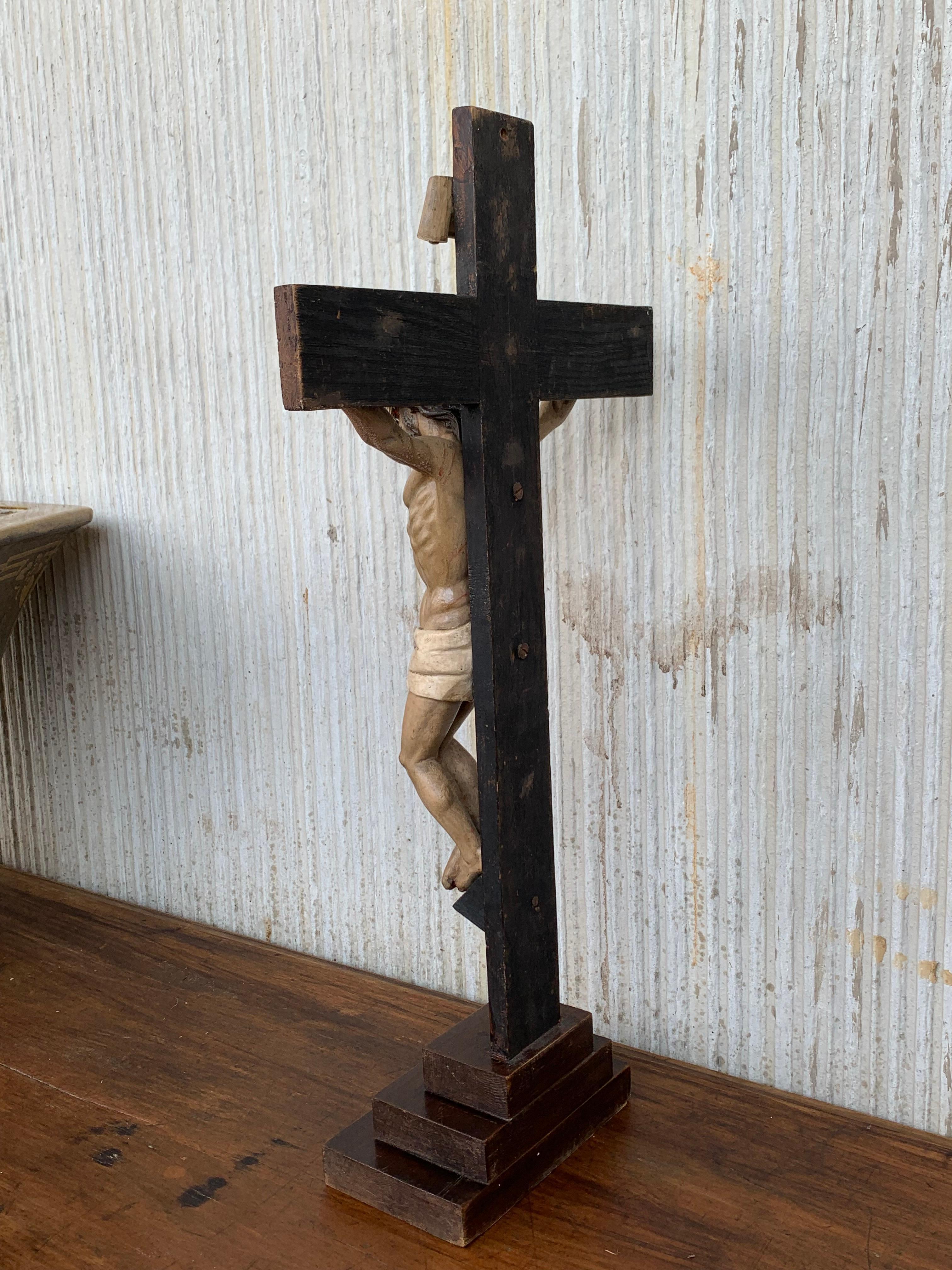 Handgeschnitztes Holzkruzifix der Art Dec mit atemberaubender Bronze Corpus of Christ (20. Jahrhundert) im Angebot